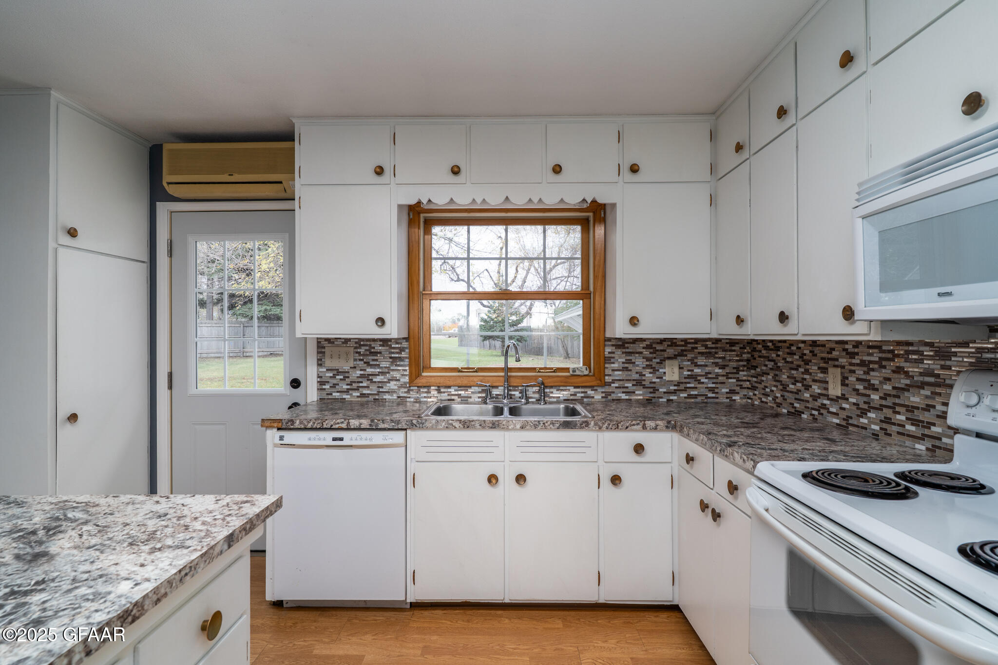 Hatton, North Dakota 58240, United States, 3 Bedrooms Bedrooms, ,2 BathroomsBathrooms,Residential,Active,231828