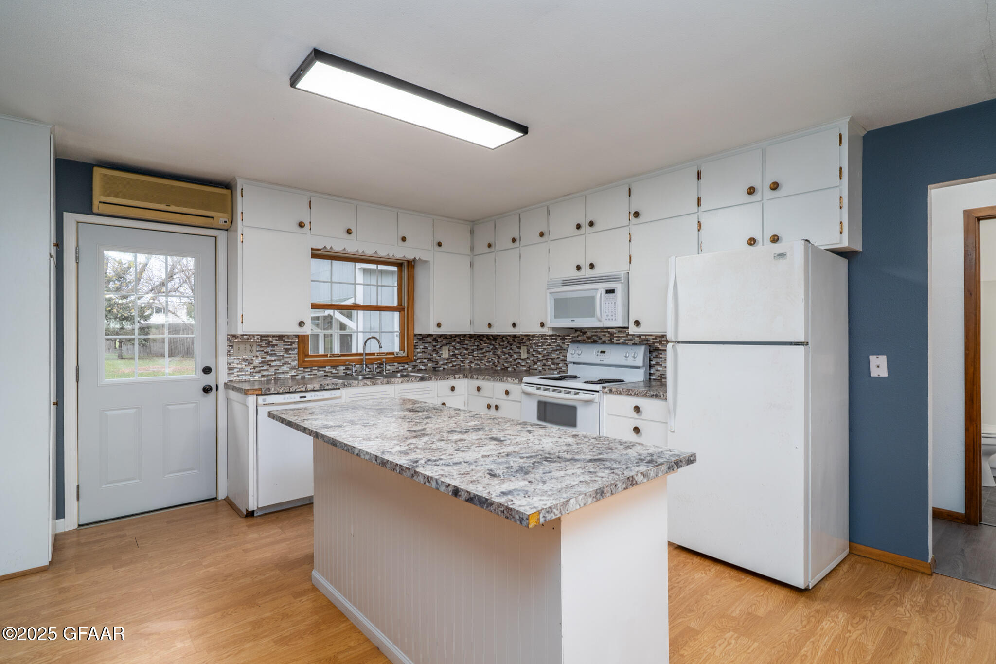 Hatton, North Dakota 58240, United States, 3 Bedrooms Bedrooms, ,2 BathroomsBathrooms,Residential,Active,231828