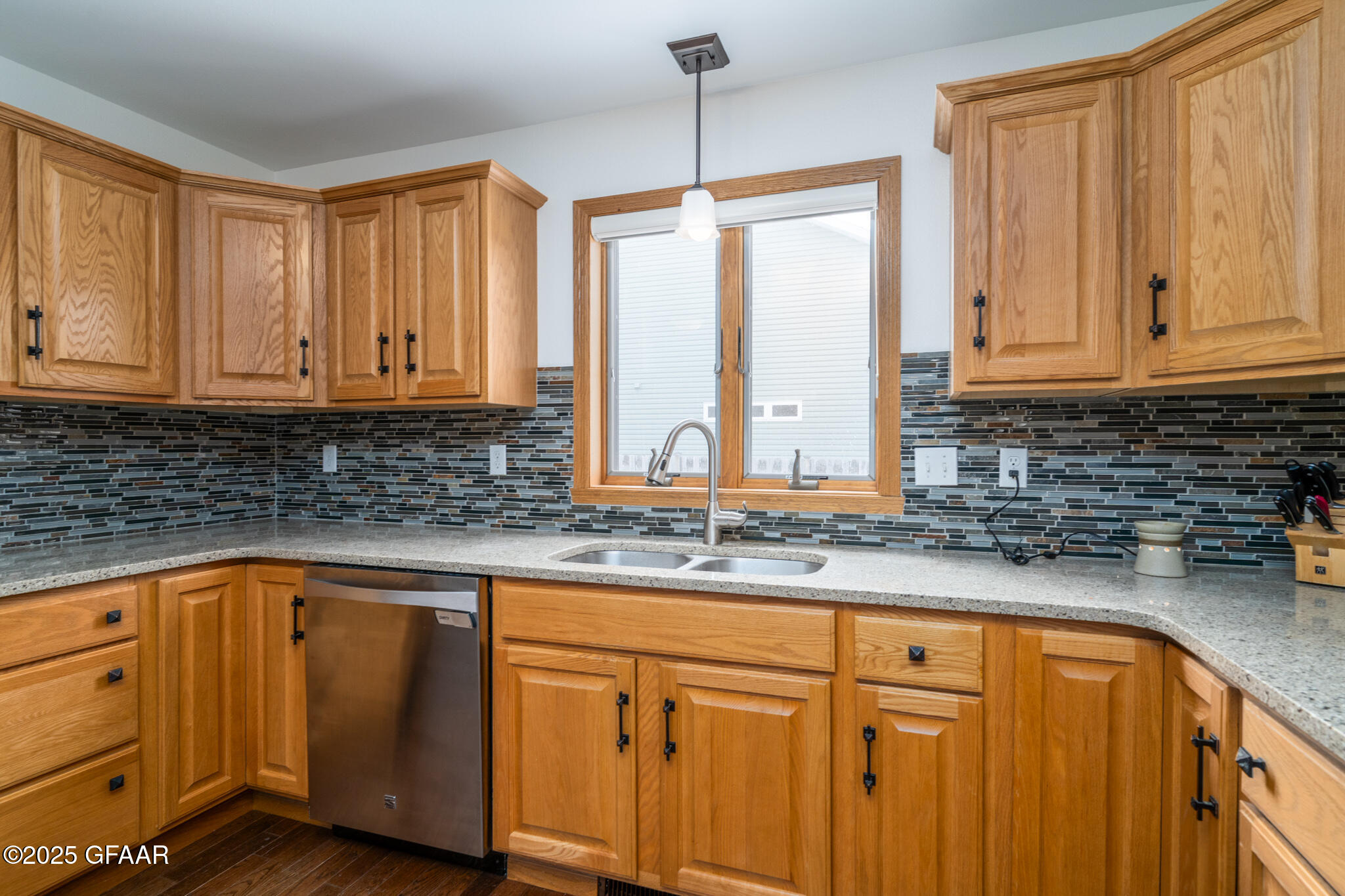 Grand Forks, North Dakota 58201, United States, 5 Bedrooms Bedrooms, ,3 BathroomsBathrooms,Residential,Pending,101233