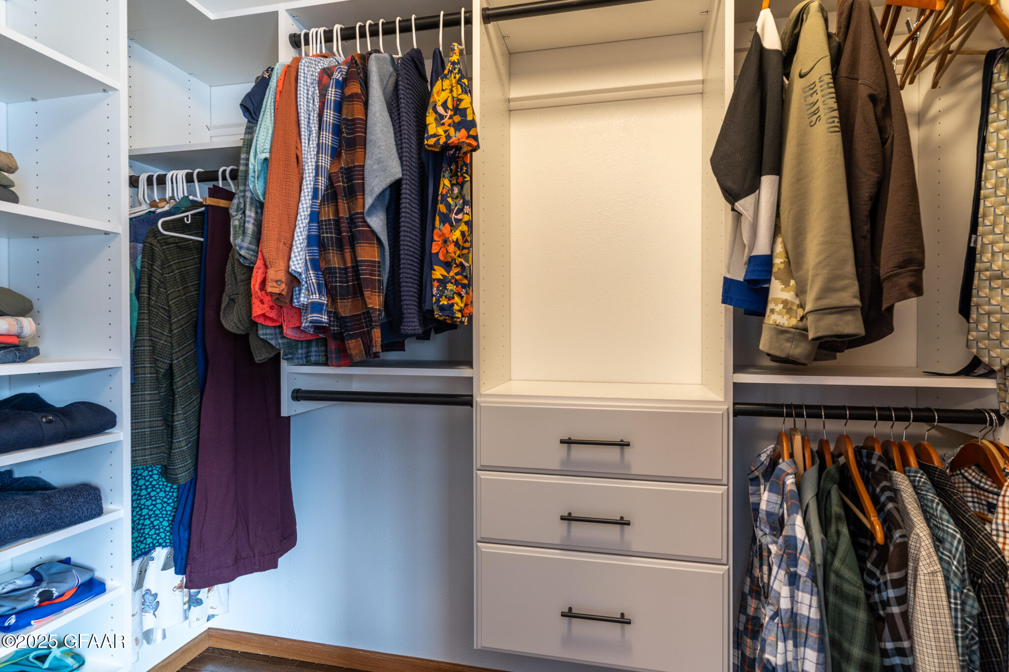 Grand Forks, North Dakota 58201, United States, 5 Bedrooms Bedrooms, ,3 BathroomsBathrooms,Residential,Pending,101233