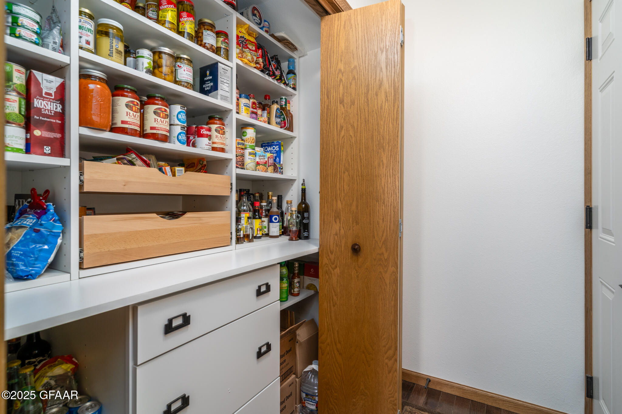 Grand Forks, North Dakota 58201, United States, 5 Bedrooms Bedrooms, ,3 BathroomsBathrooms,Residential,Pending,101233