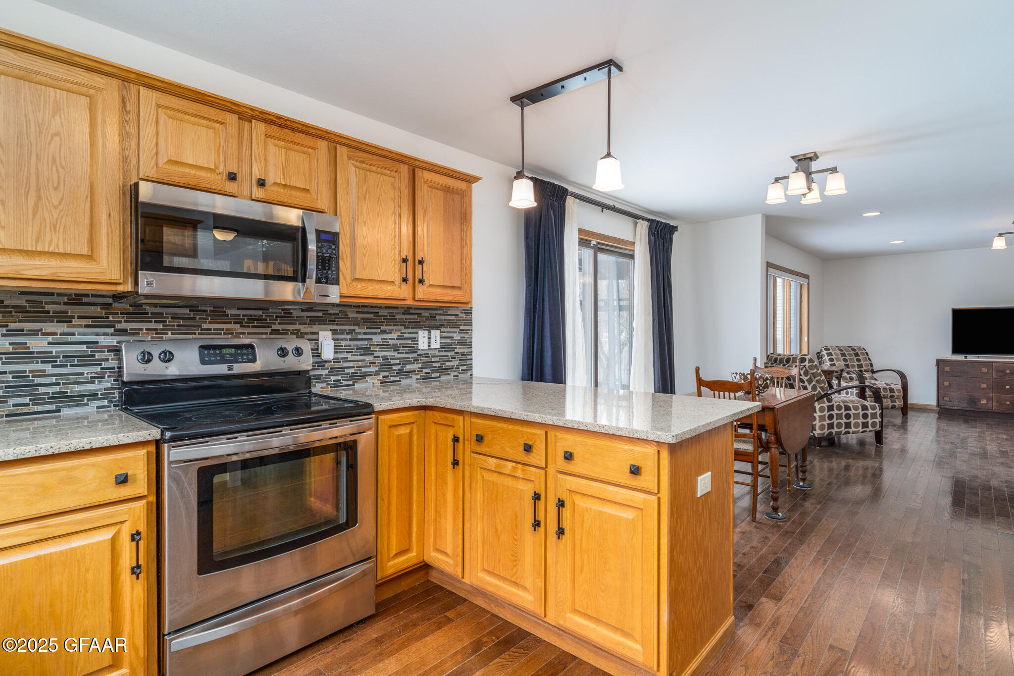 Grand Forks, North Dakota 58201, United States, 5 Bedrooms Bedrooms, ,3 BathroomsBathrooms,Residential,Pending,101233