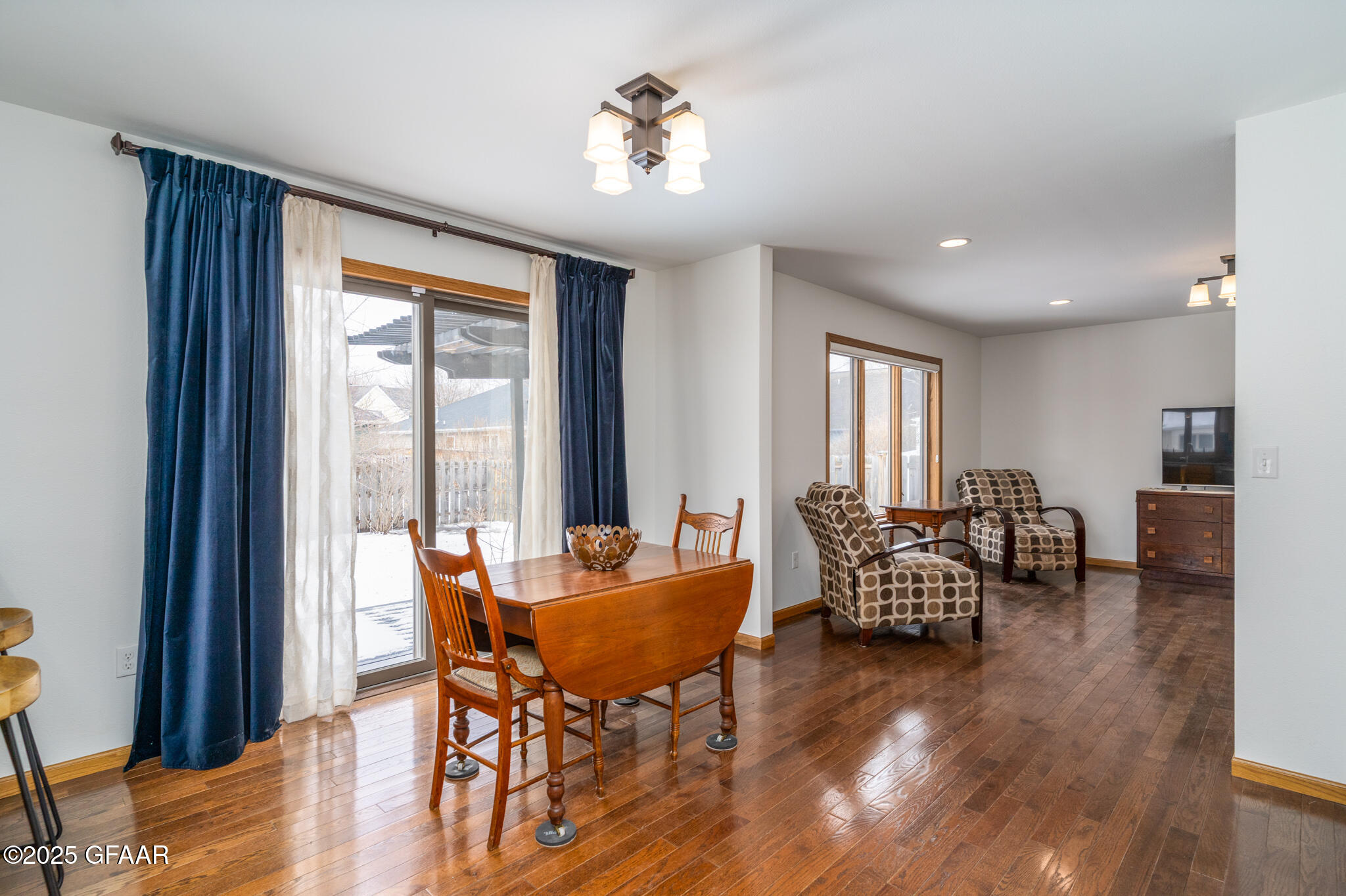 Grand Forks, North Dakota 58201, United States, 5 Bedrooms Bedrooms, ,3 BathroomsBathrooms,Residential,Pending,101233