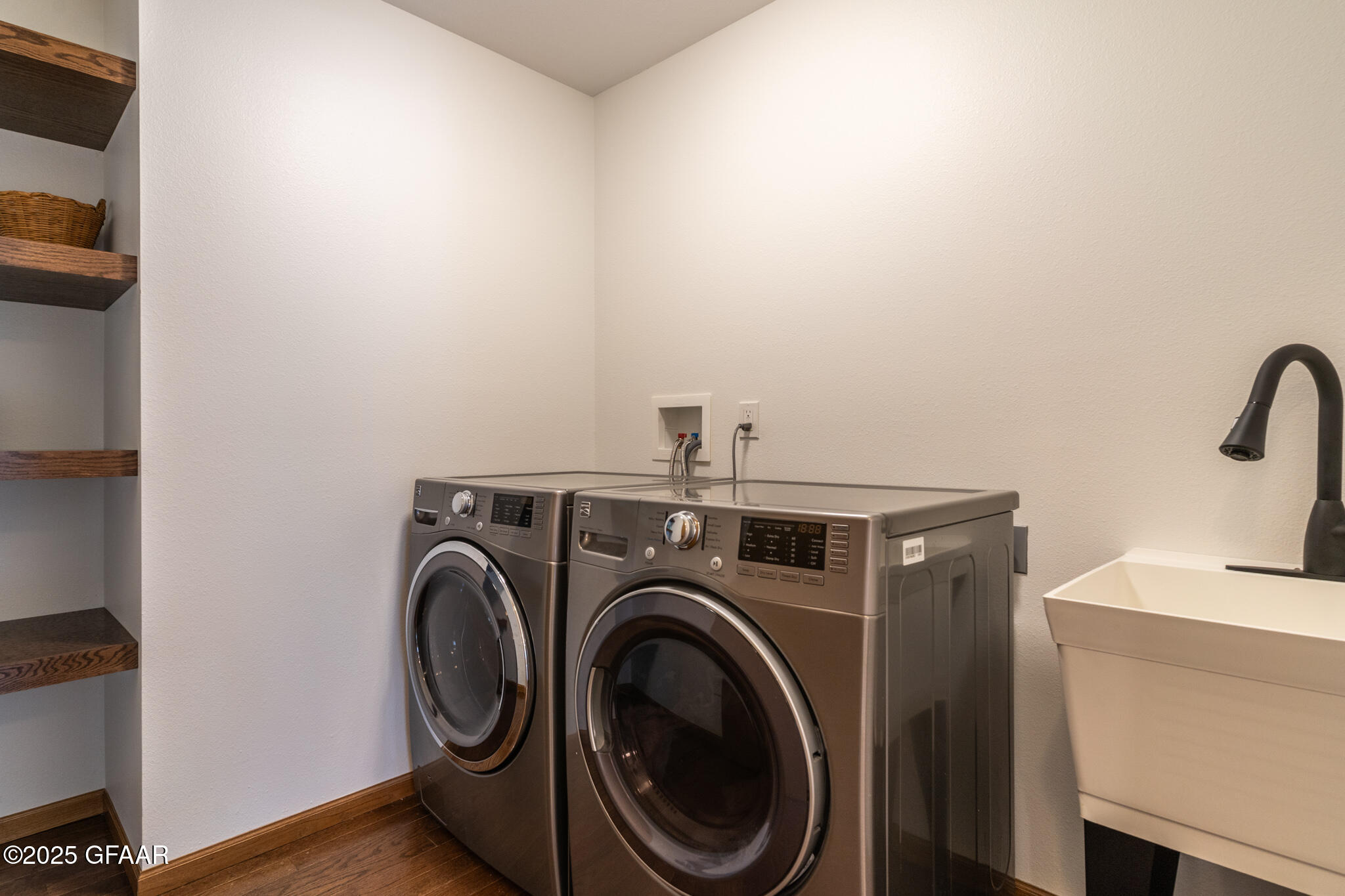 Grand Forks, North Dakota 58201, United States, 5 Bedrooms Bedrooms, ,3 BathroomsBathrooms,Residential,Pending,101233