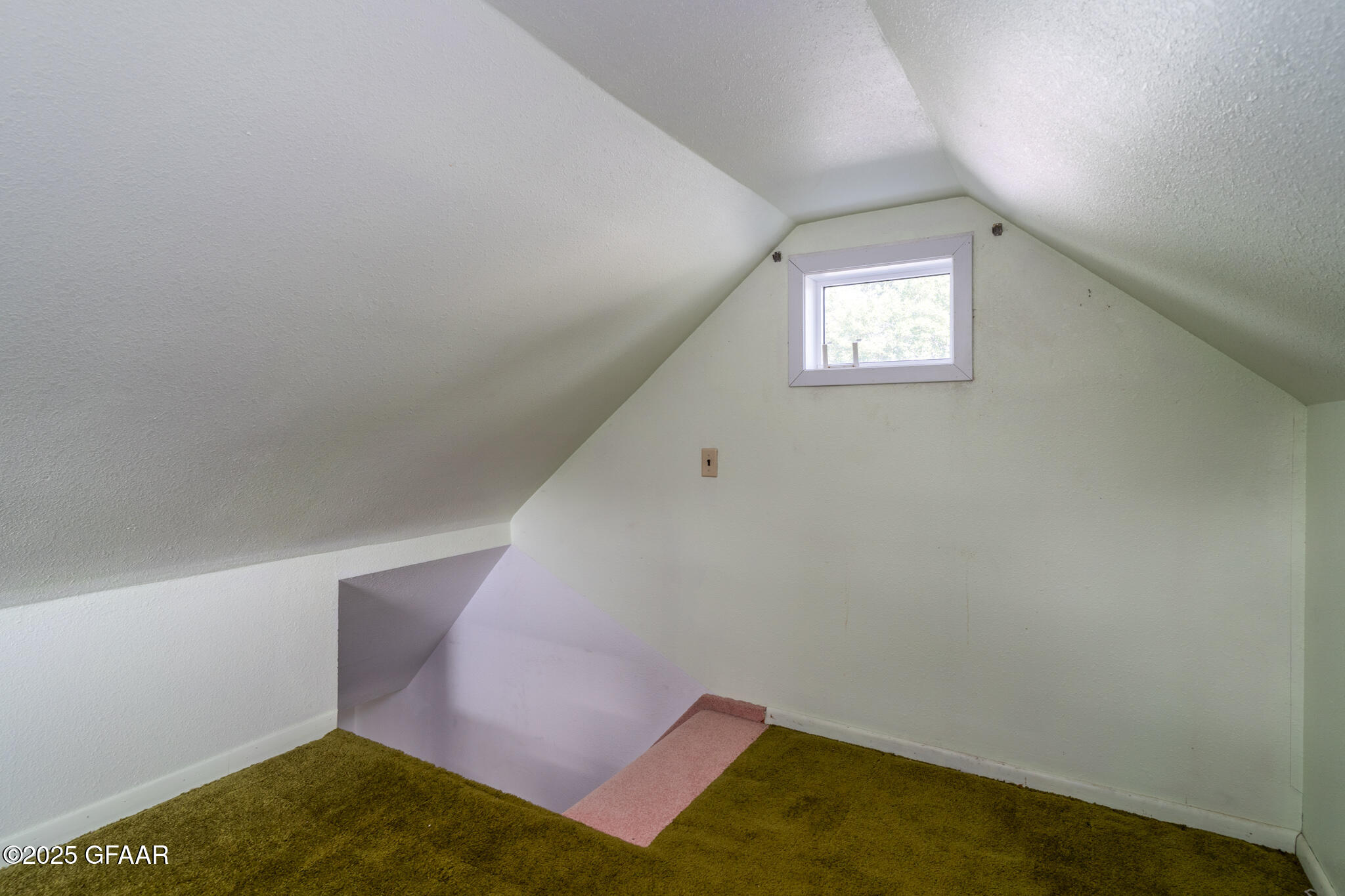 Hatton, North Dakota 58240, United States, 2 Bedrooms Bedrooms, ,1 BathroomBathrooms,Residential,Pending,202451