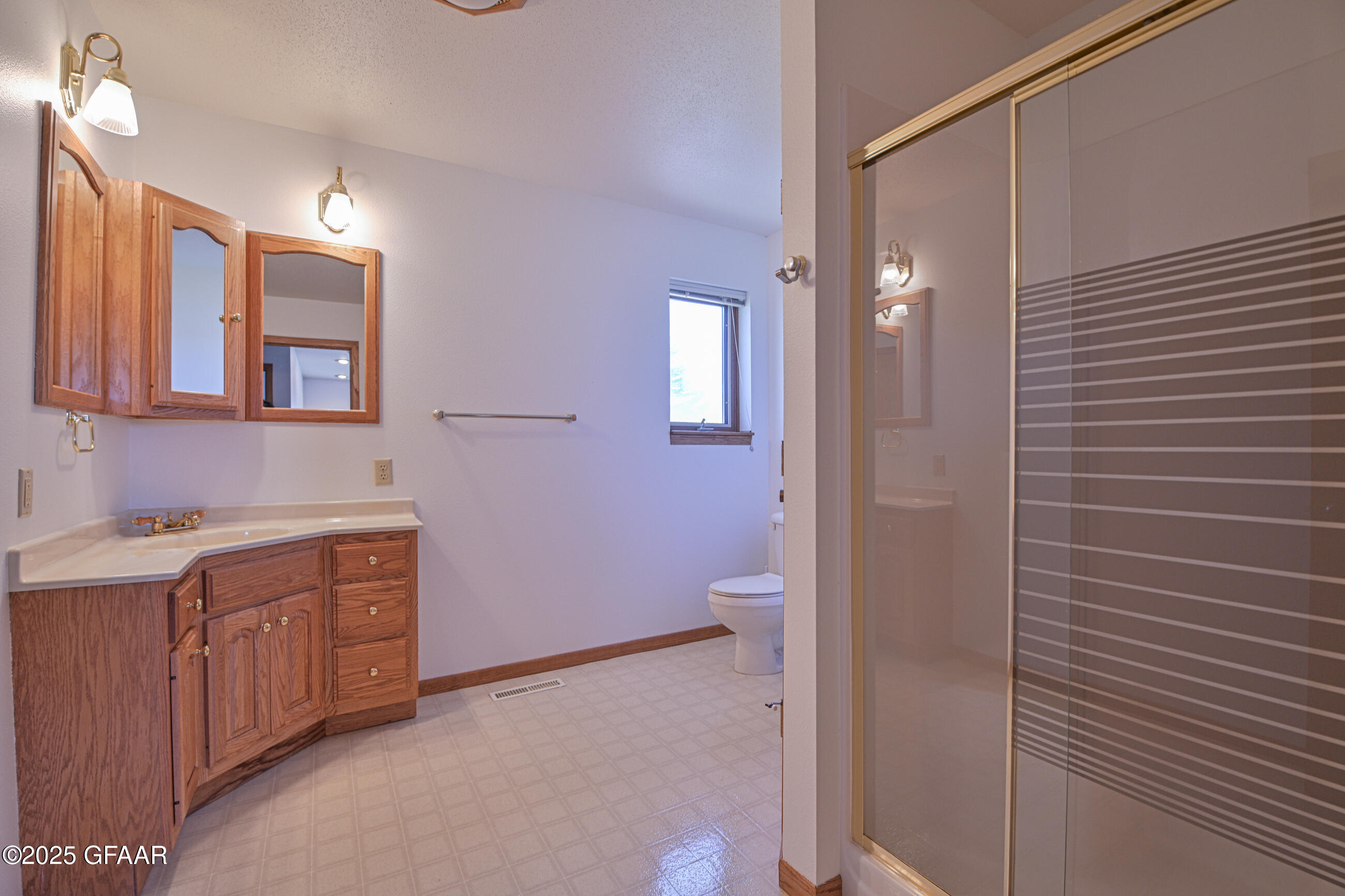 East Grand Forks, Minnesota 56721, United States, 7 Bedrooms Bedrooms, ,5 BathroomsBathrooms,Residential,Pending,166339