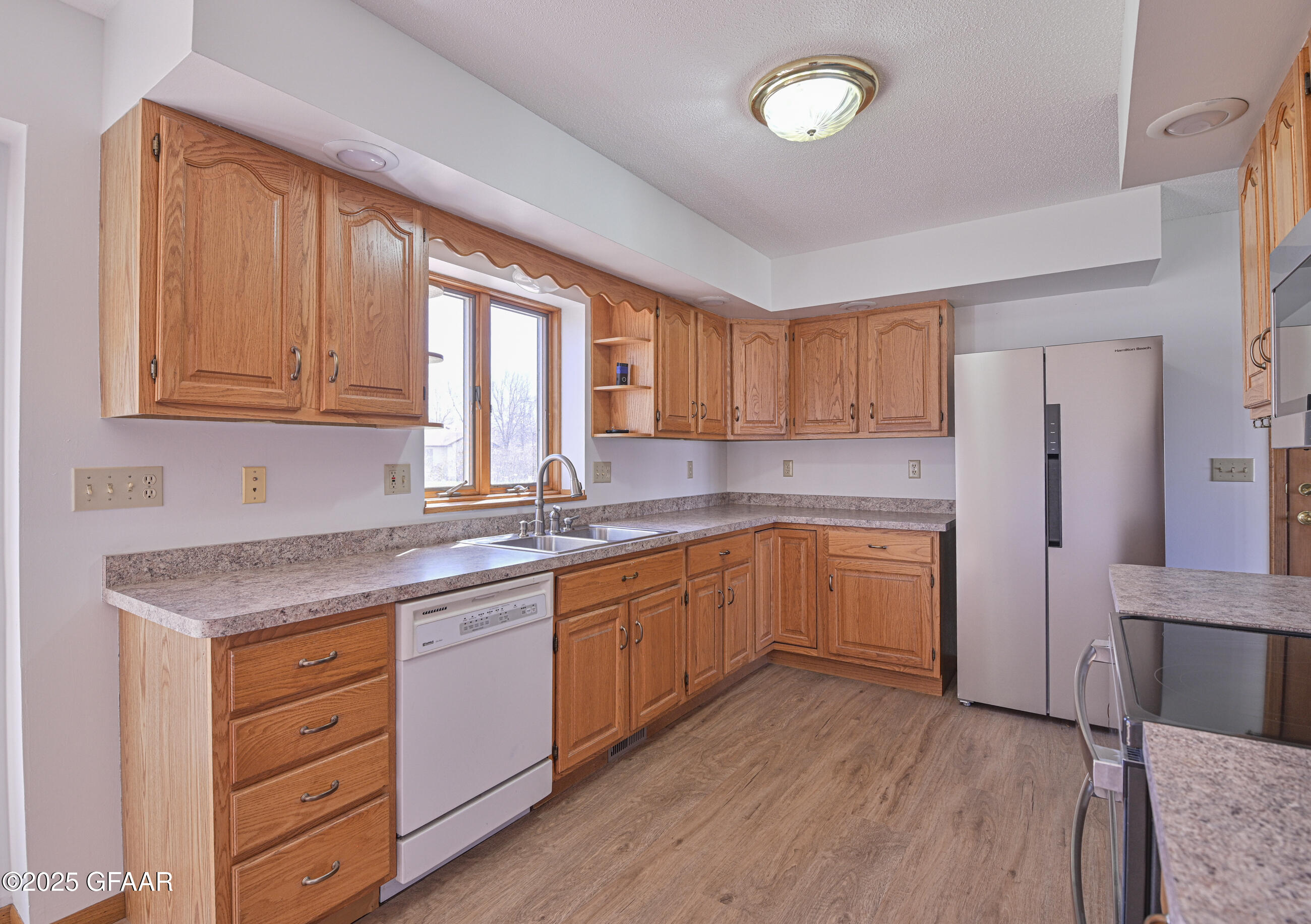 East Grand Forks, Minnesota 56721, United States, 7 Bedrooms Bedrooms, ,5 BathroomsBathrooms,Residential,Pending,166339