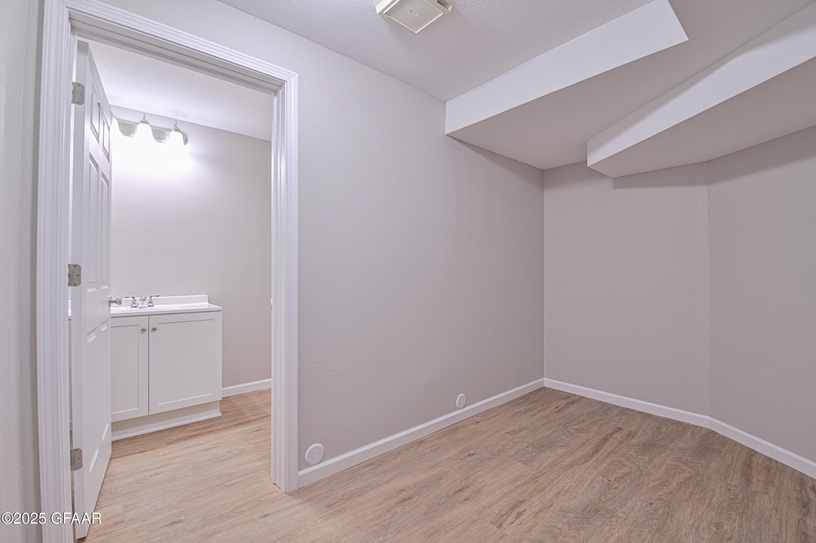 East Grand Forks, Minnesota 56721, United States, 7 Bedrooms Bedrooms, ,5 BathroomsBathrooms,Residential,Pending,166339