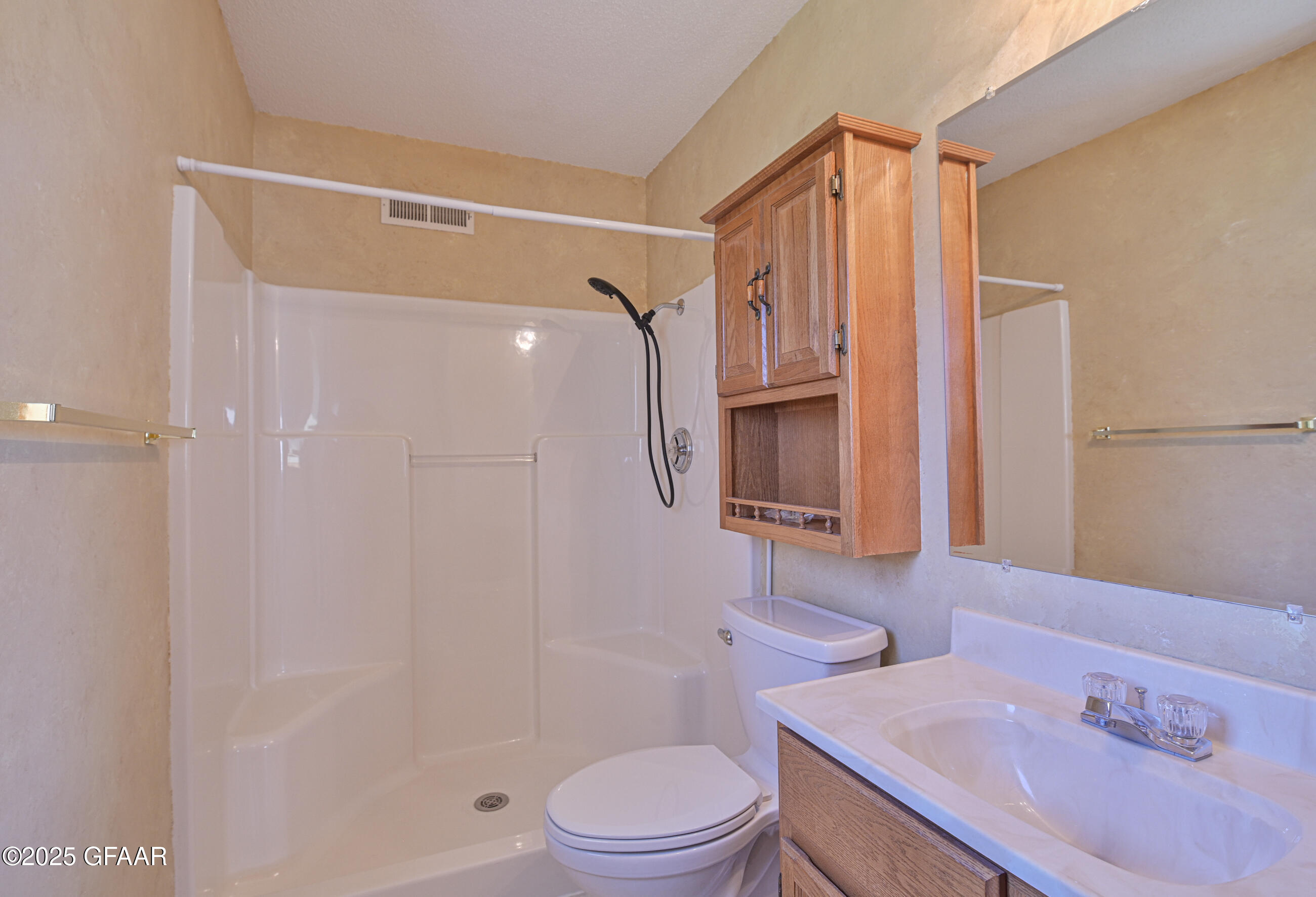 East Grand Forks, Minnesota 56721, United States, 7 Bedrooms Bedrooms, ,5 BathroomsBathrooms,Residential,Pending,166339