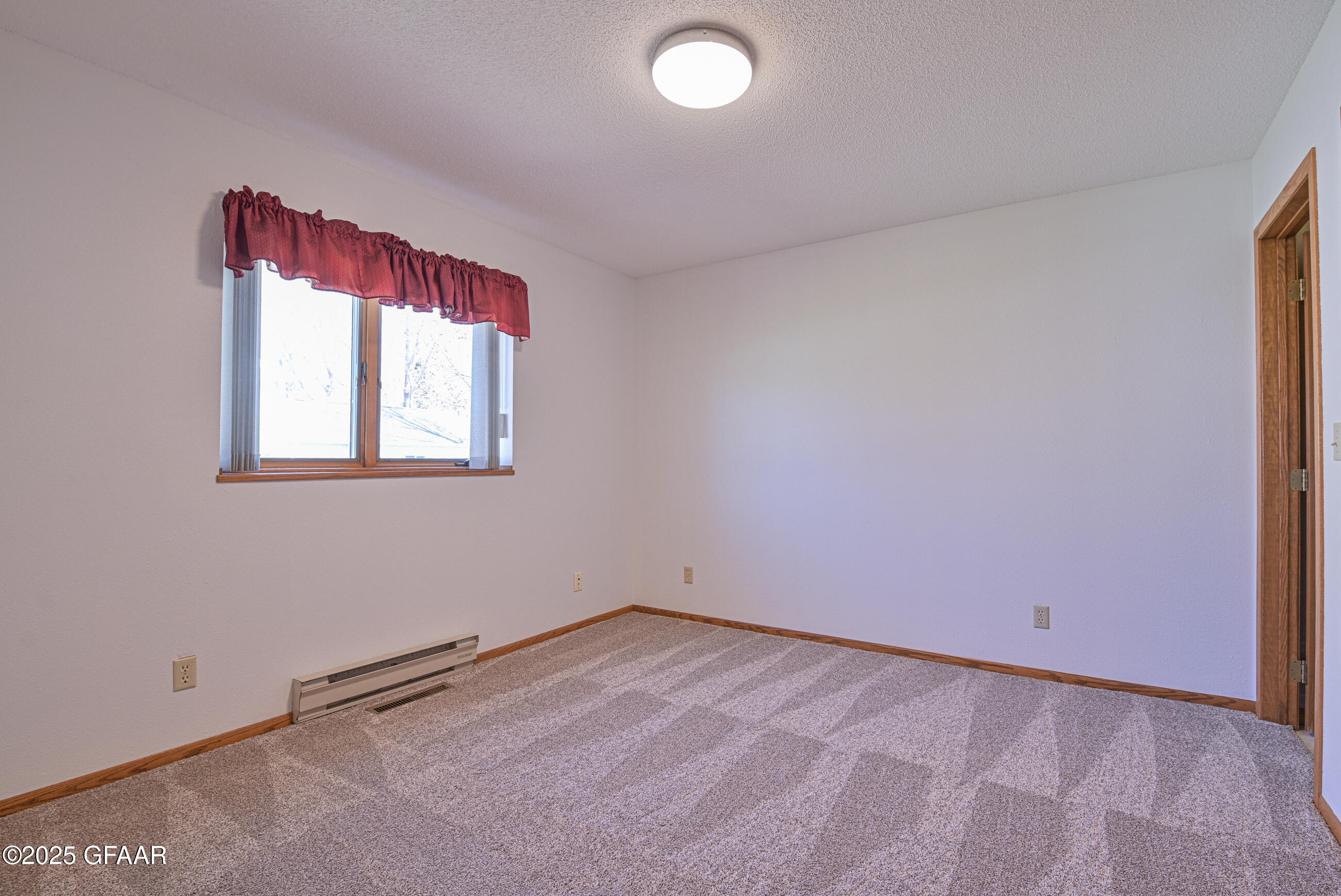 East Grand Forks, Minnesota 56721, United States, 7 Bedrooms Bedrooms, ,5 BathroomsBathrooms,Residential,Pending,166339