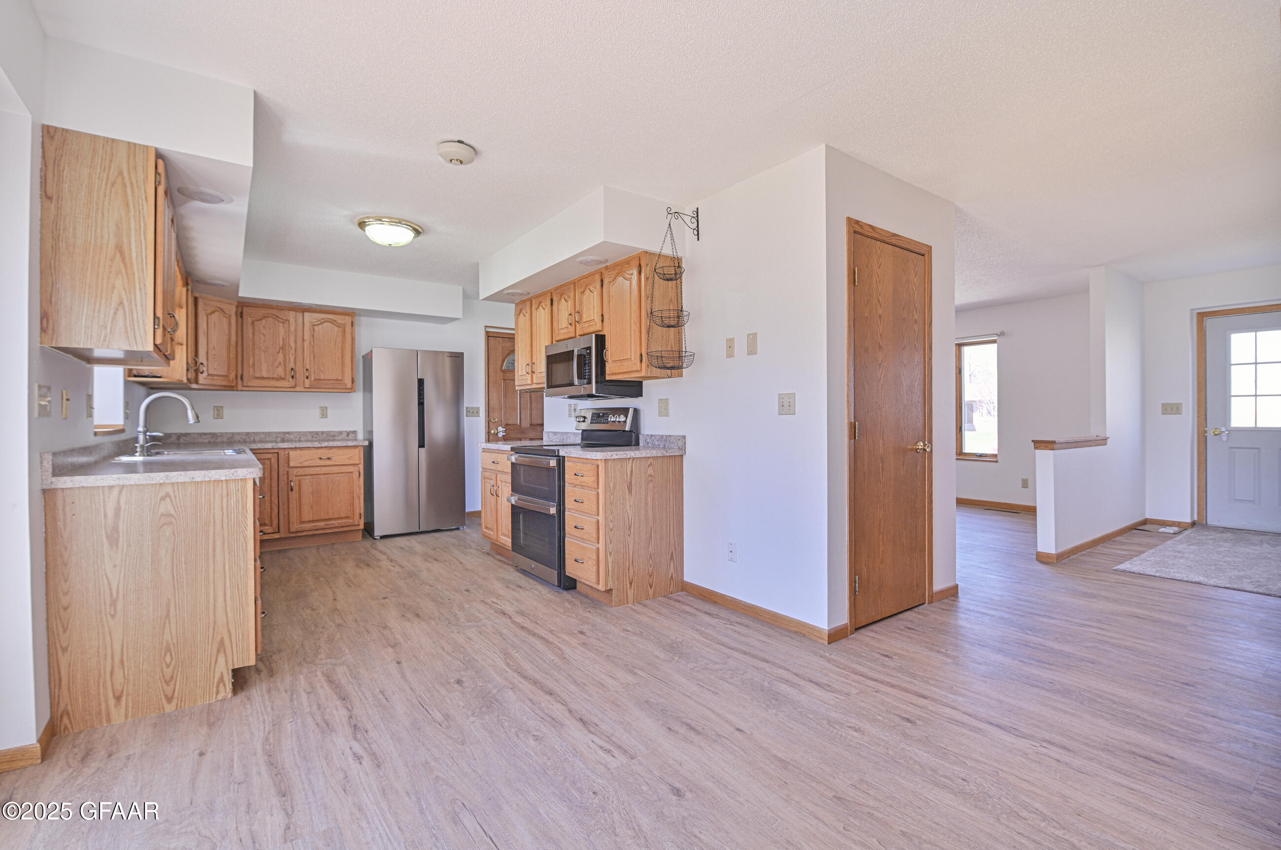 East Grand Forks, Minnesota 56721, United States, 7 Bedrooms Bedrooms, ,5 BathroomsBathrooms,Residential,Pending,166339