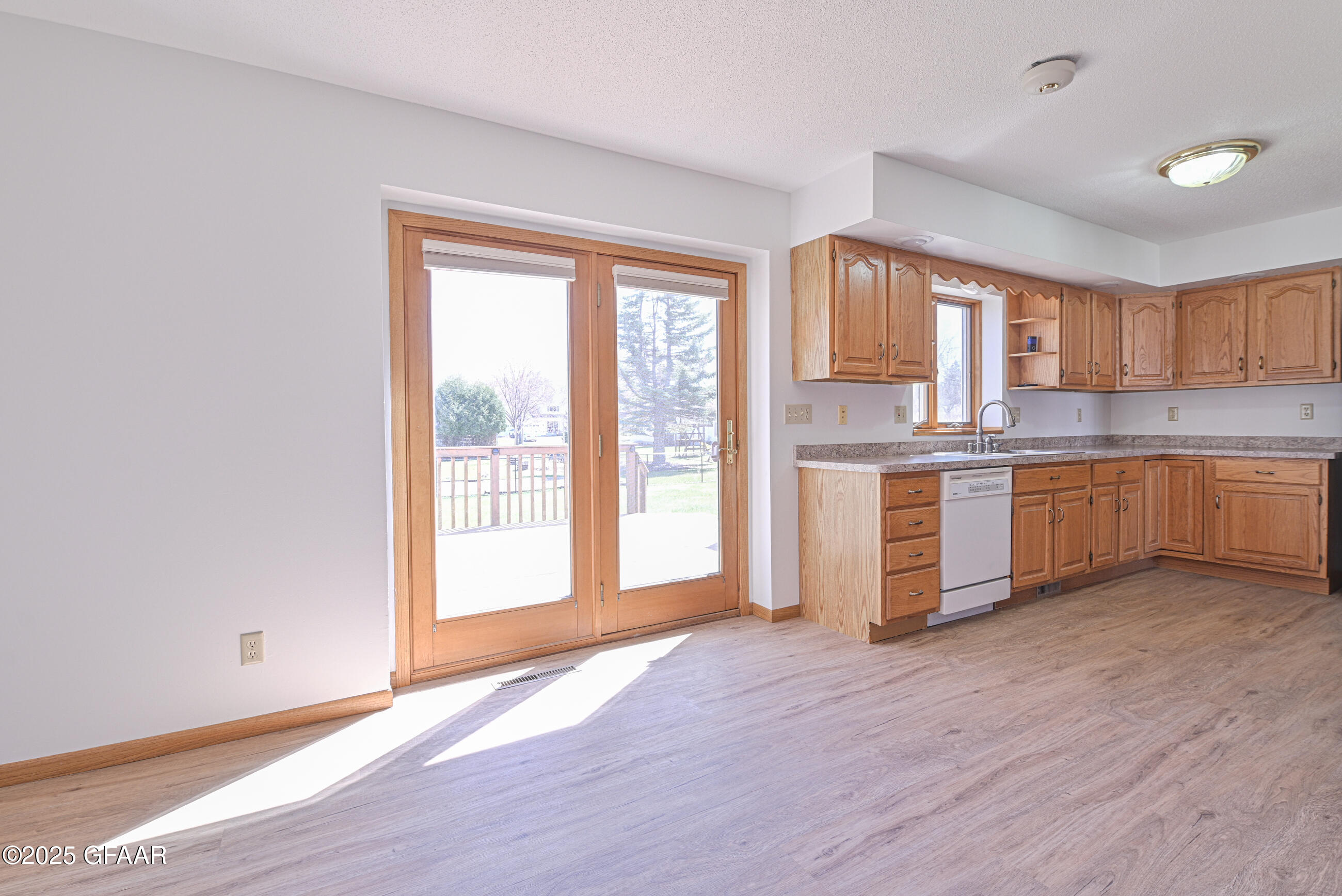 East Grand Forks, Minnesota 56721, United States, 7 Bedrooms Bedrooms, ,5 BathroomsBathrooms,Residential,Pending,166339