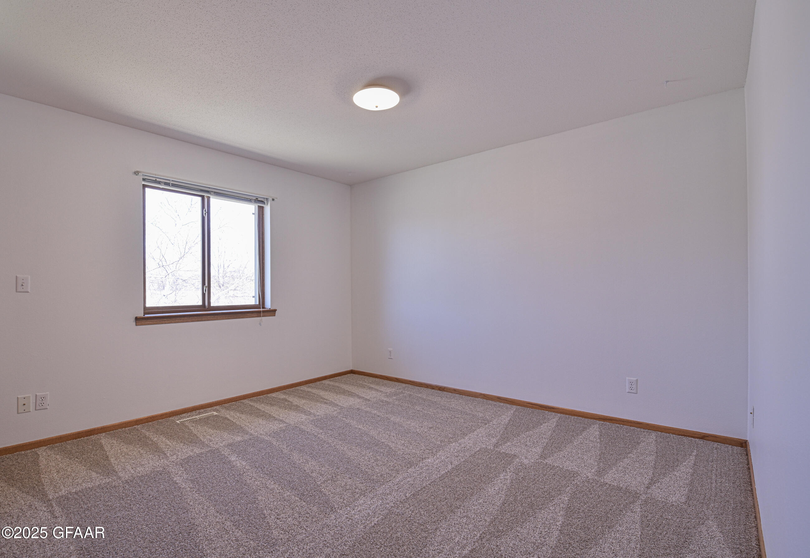 East Grand Forks, Minnesota 56721, United States, 7 Bedrooms Bedrooms, ,5 BathroomsBathrooms,Residential,Pending,166339