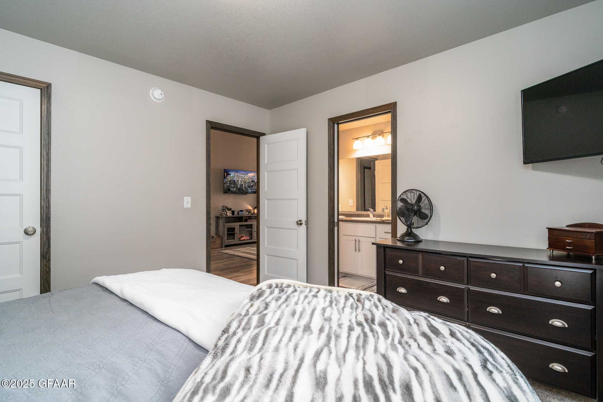 Grand Forks, North Dakota 58201, United States, 4 Bedrooms Bedrooms, ,2 BathroomsBathrooms,Residential,Pending,166338