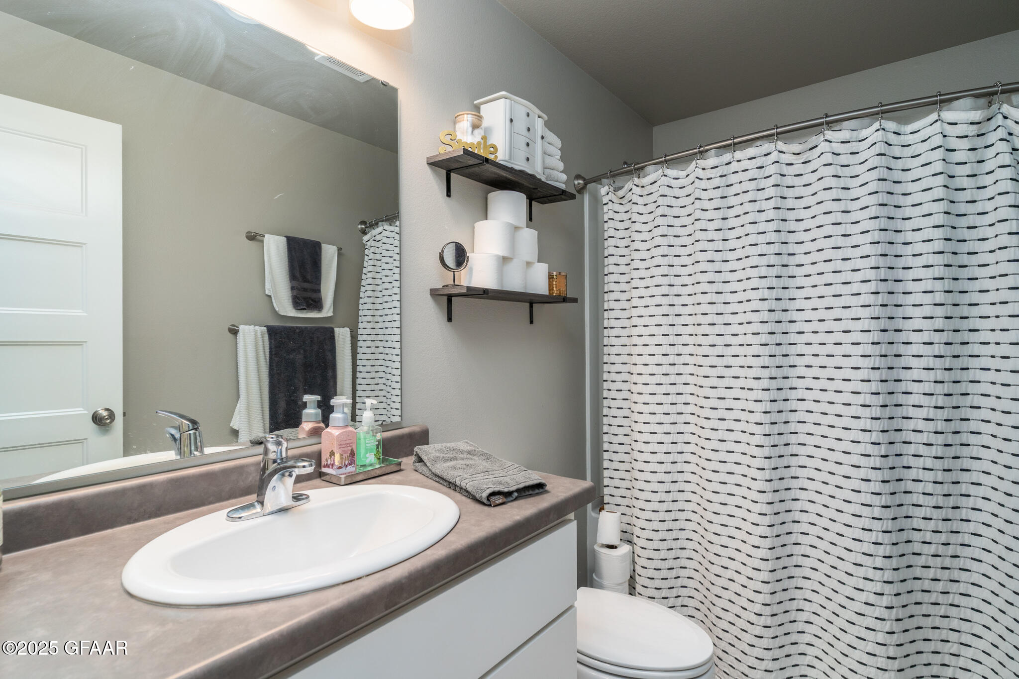 Grand Forks, North Dakota 58201, United States, 4 Bedrooms Bedrooms, ,2 BathroomsBathrooms,Residential,Pending,166338