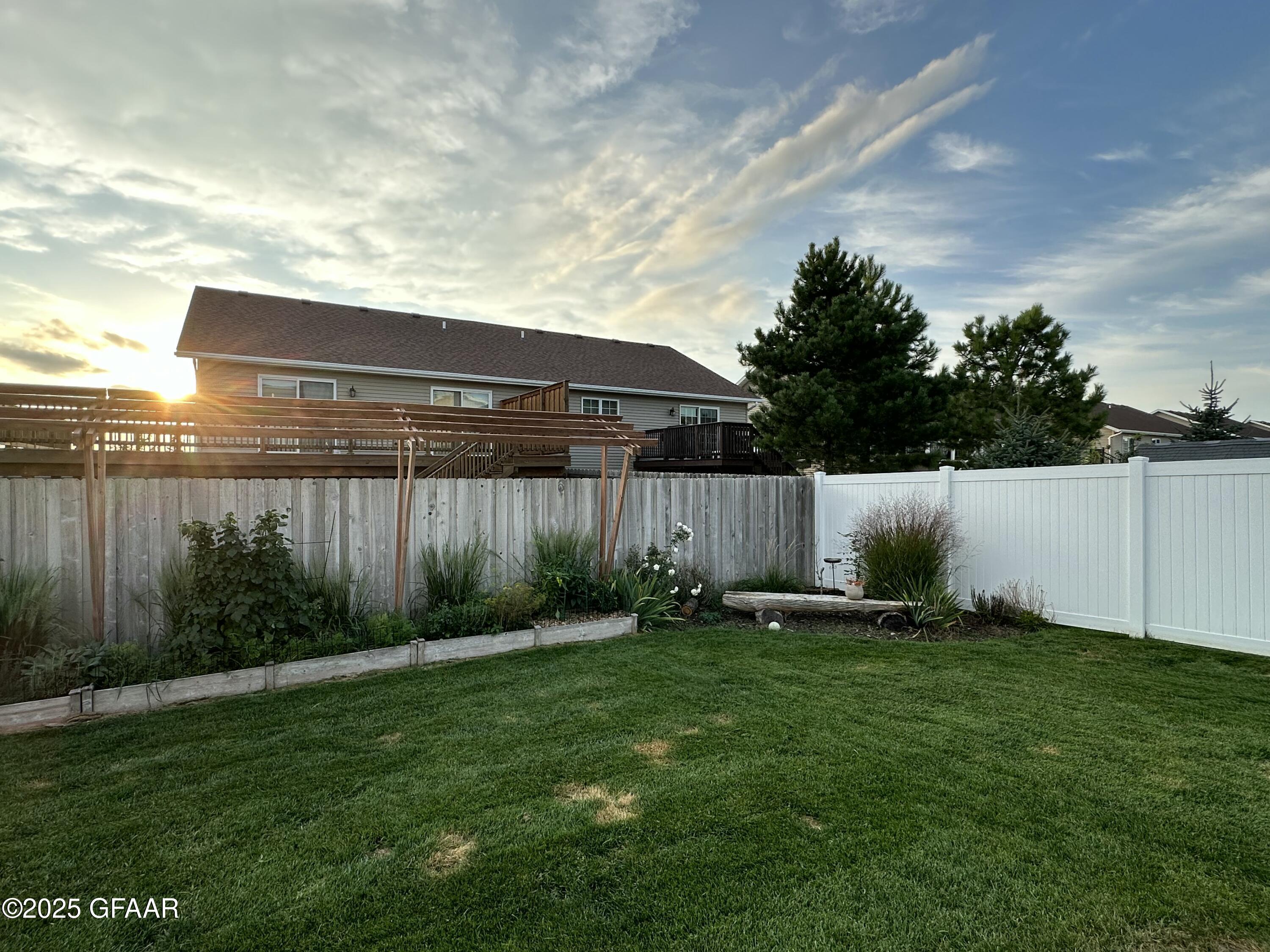 Grand Forks, North Dakota 58201, United States, 4 Bedrooms Bedrooms, ,2 BathroomsBathrooms,Residential,Pending,166338