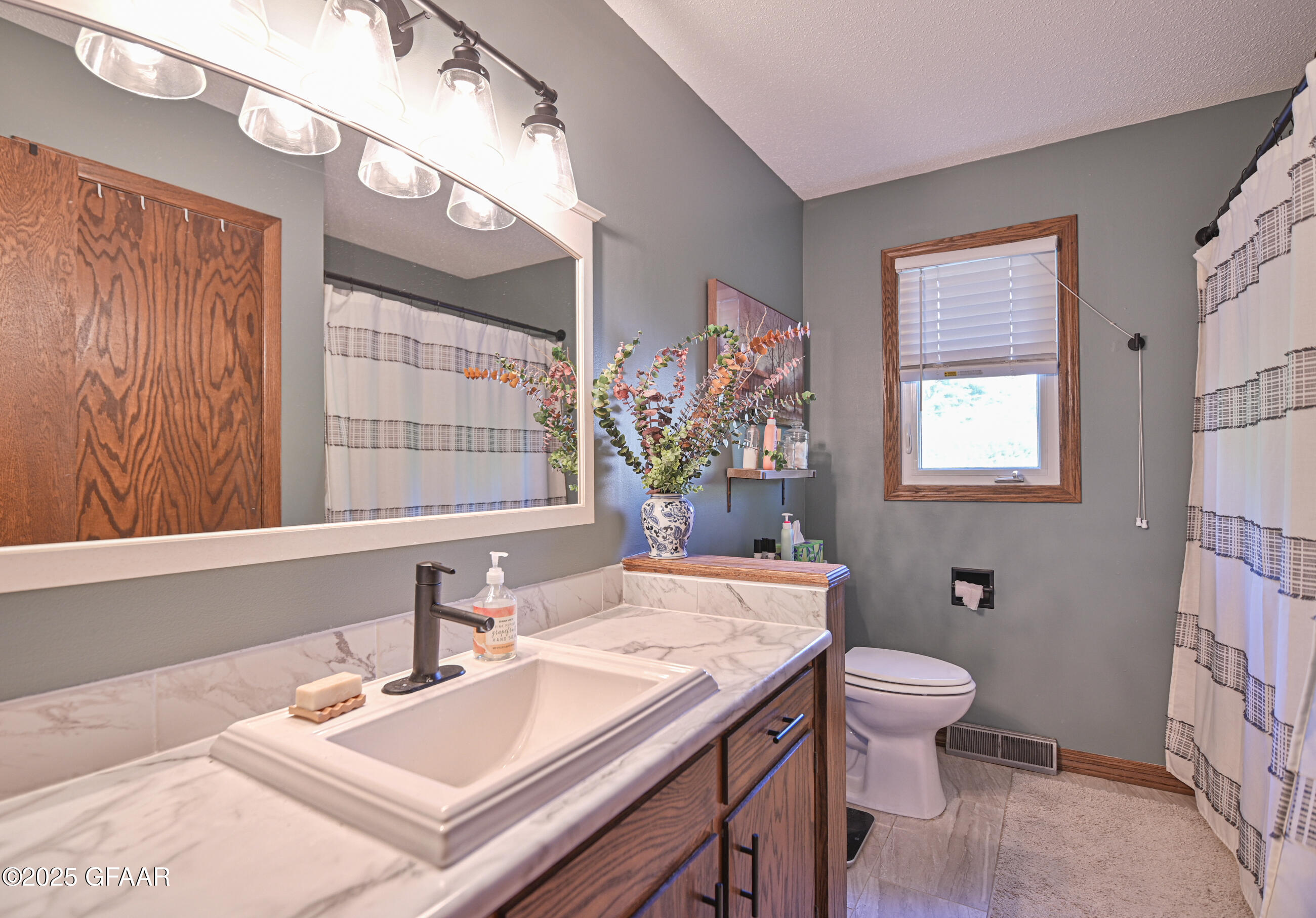 Grand Forks, North Dakota 58201, United States, 3 Bedrooms Bedrooms, ,2 BathroomsBathrooms,Residential,Pending,203314