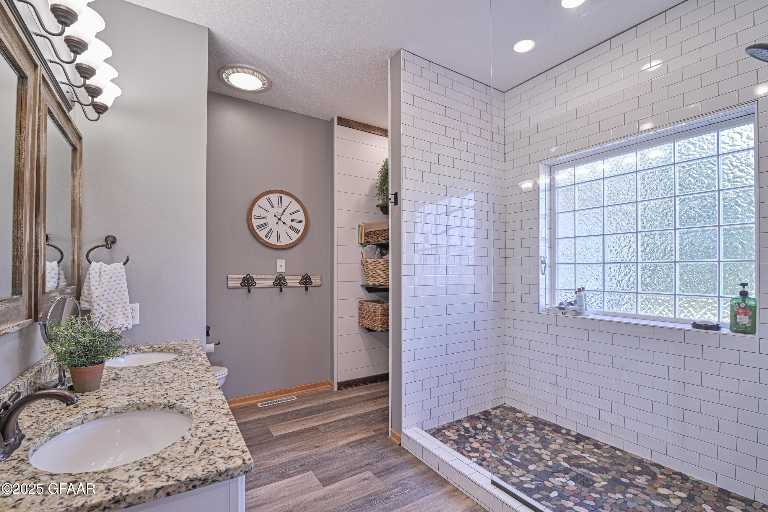 Grand Forks, North Dakota 58201, United States, 6 Bedrooms Bedrooms, ,3 BathroomsBathrooms,Residential,Active,237239