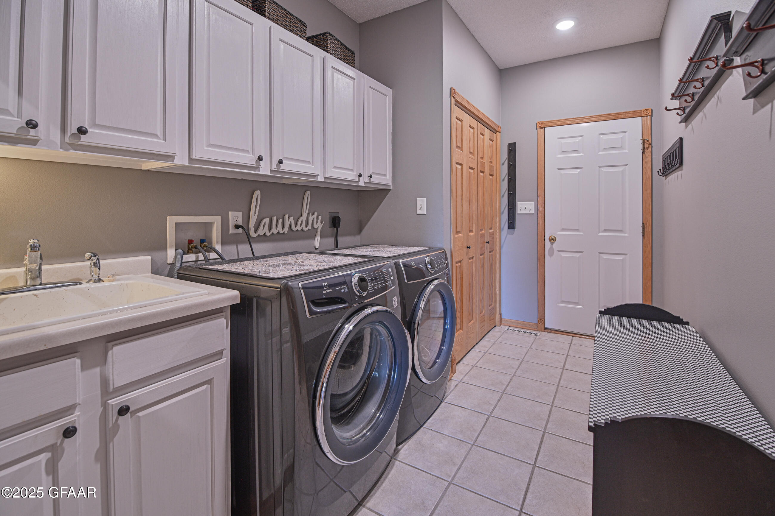 Grand Forks, North Dakota 58201, United States, 6 Bedrooms Bedrooms, ,3 BathroomsBathrooms,Residential,Active,237239