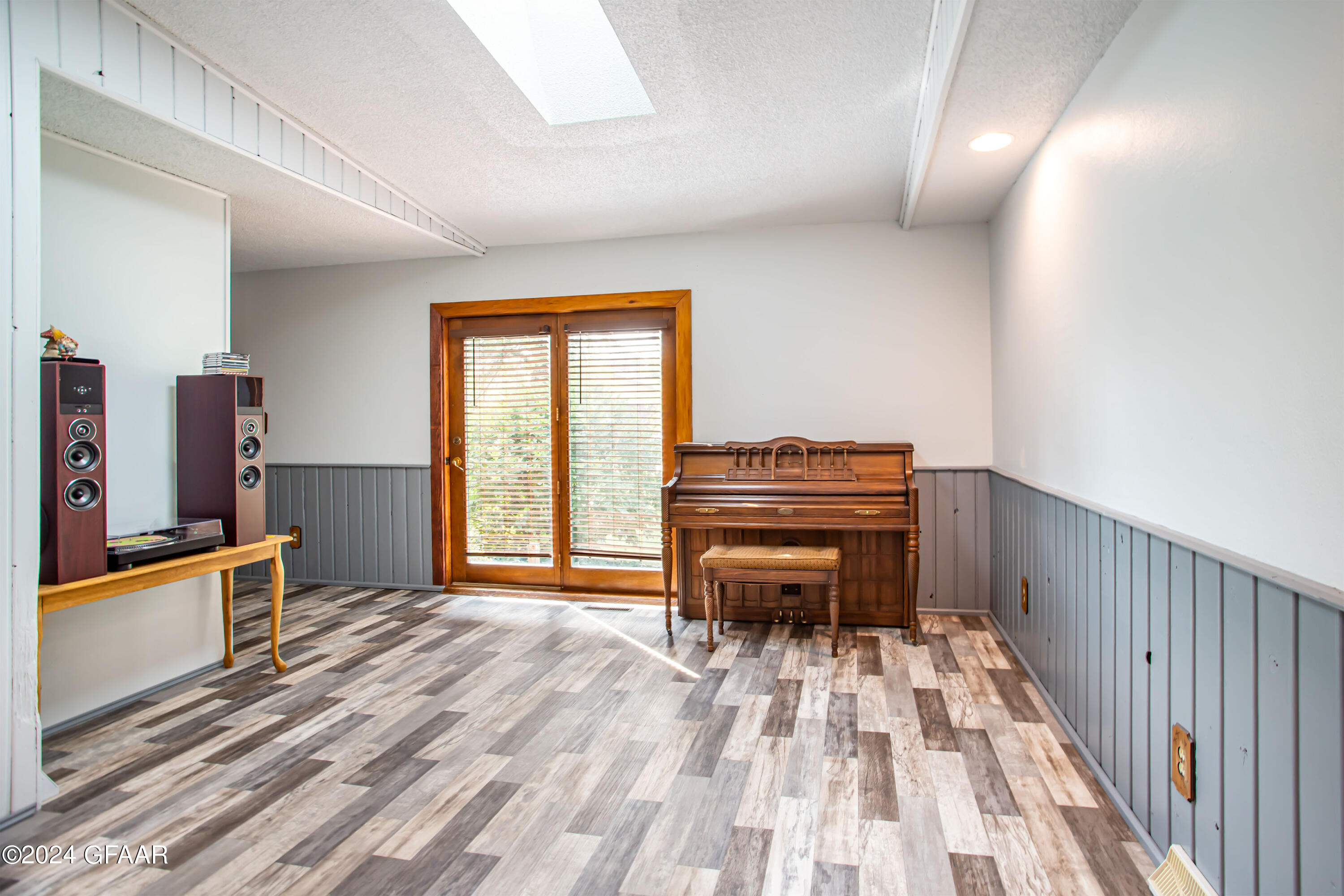 Gardner, North Dakota 58036, United States, 4 Bedrooms Bedrooms, ,2 BathroomsBathrooms,Residential,Pending,43248