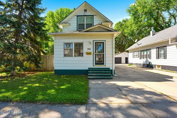 714 OAK ST, GRAND FORKS, ND 58201 - Image bf5acfb66cb229d2a31c7ec0f335ca99/3289033594