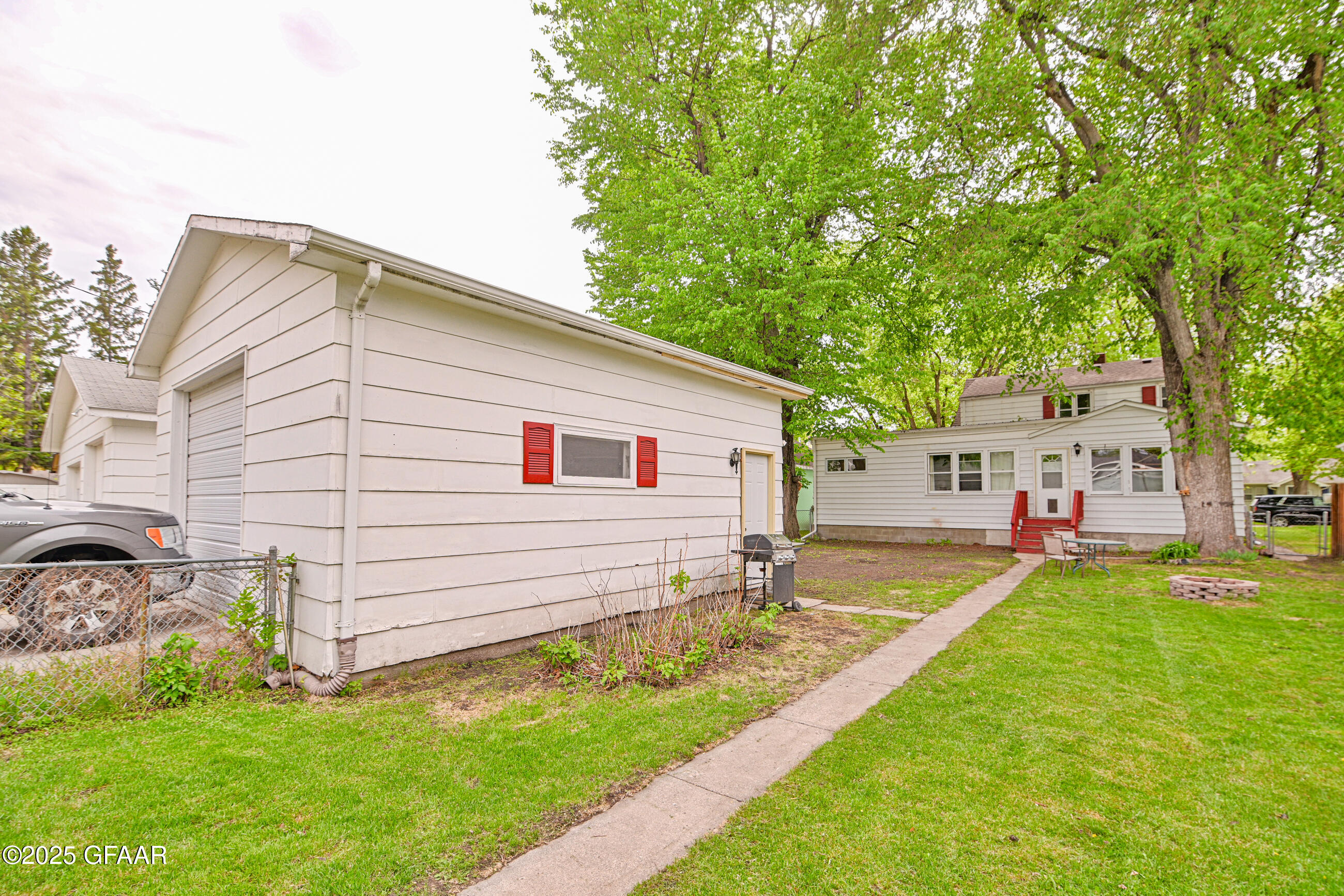 Grand Forks, North Dakota 58201, United States, 5 Bedrooms Bedrooms, ,3 BathroomsBathrooms,Residential,Pending,166332