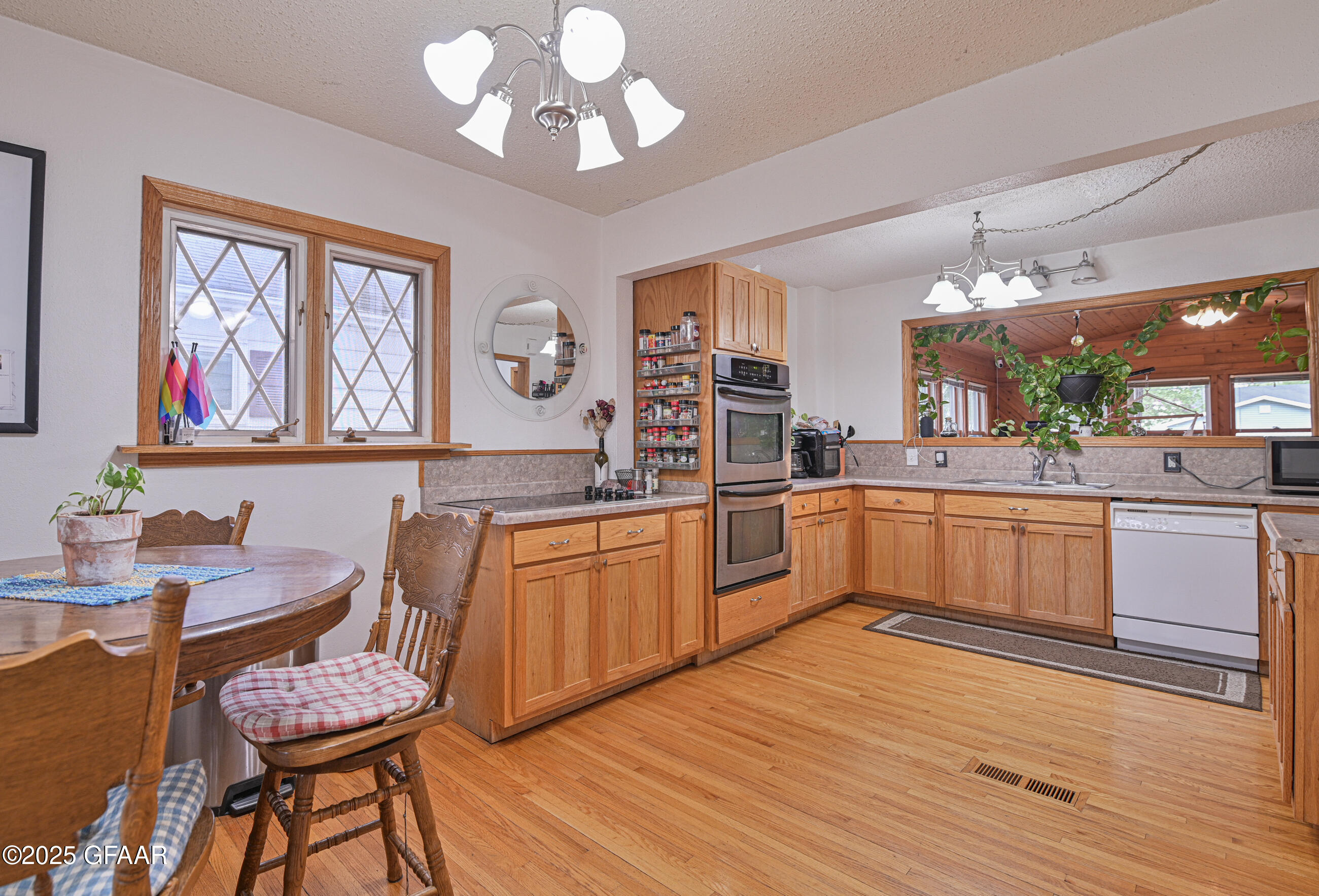 Grand Forks, North Dakota 58201, United States, 5 Bedrooms Bedrooms, ,3 BathroomsBathrooms,Residential,Pending,166332