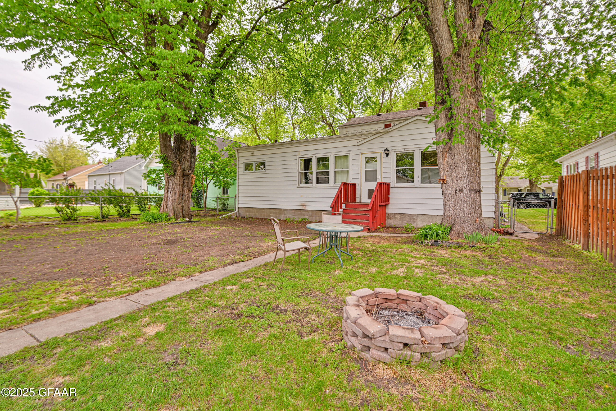 Grand Forks, North Dakota 58201, United States, 5 Bedrooms Bedrooms, ,3 BathroomsBathrooms,Residential,Pending,166332