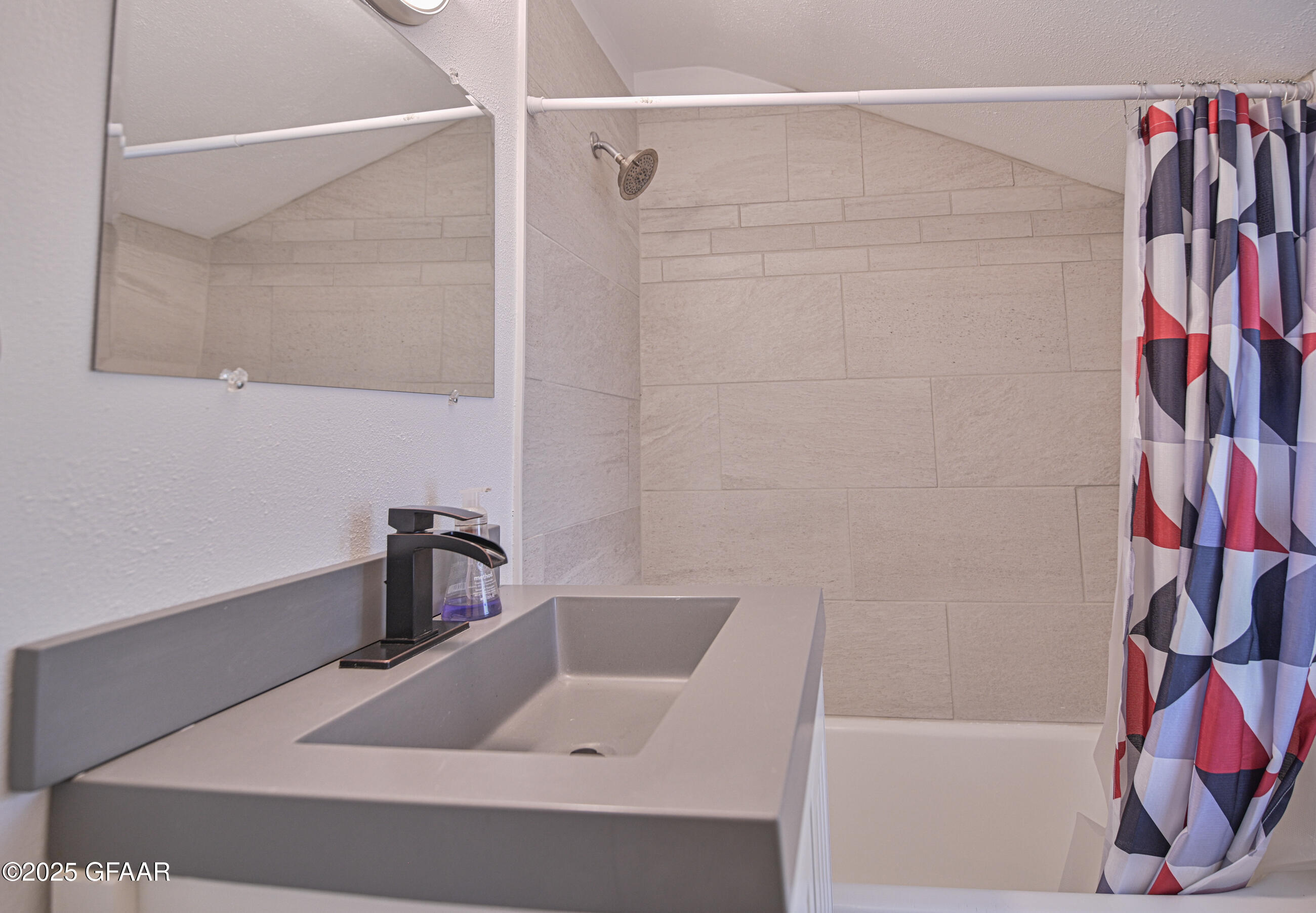 Grand Forks, North Dakota 58201, United States, 5 Bedrooms Bedrooms, ,3 BathroomsBathrooms,Residential,Pending,166332