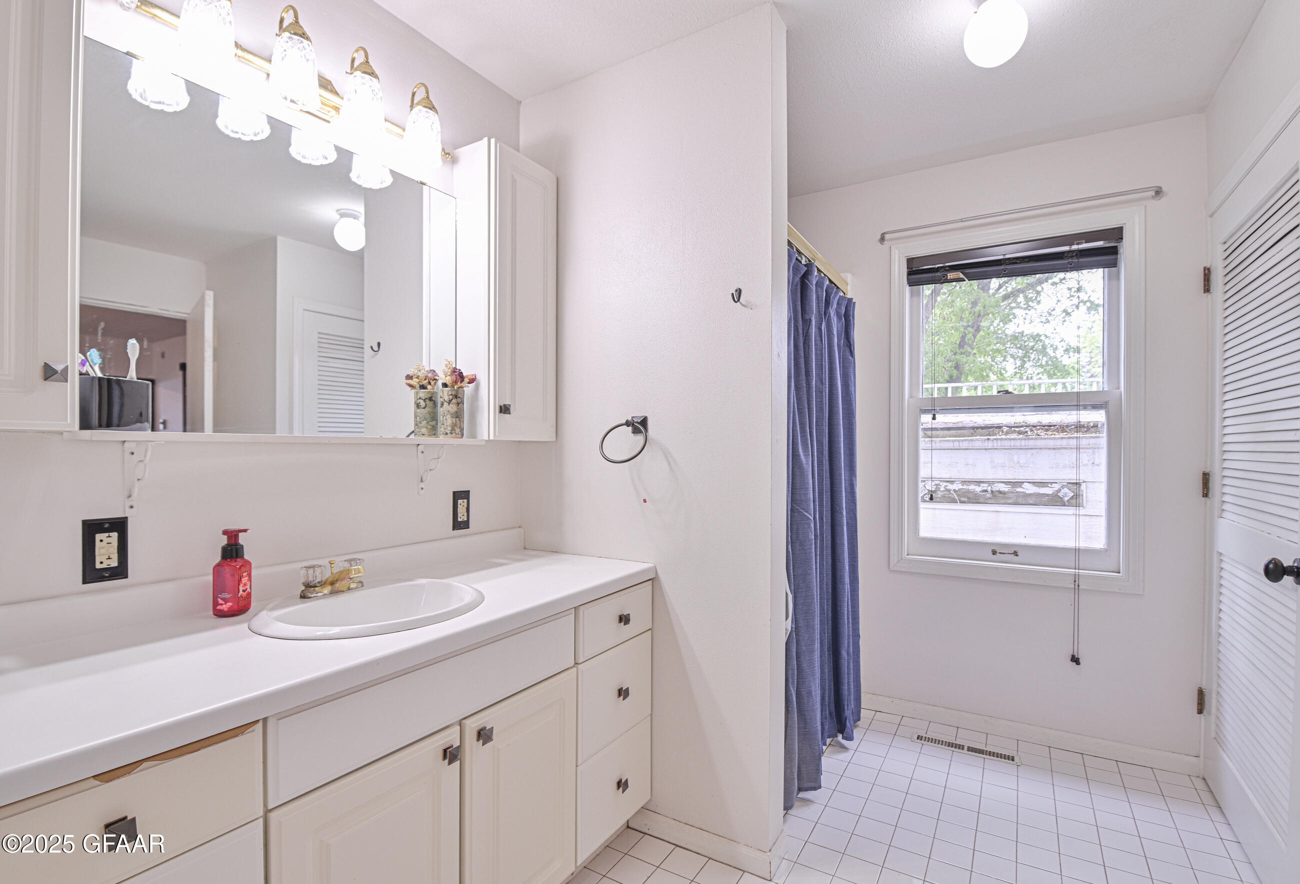 Grand Forks, North Dakota 58201, United States, 5 Bedrooms Bedrooms, ,3 BathroomsBathrooms,Residential,Pending,166332