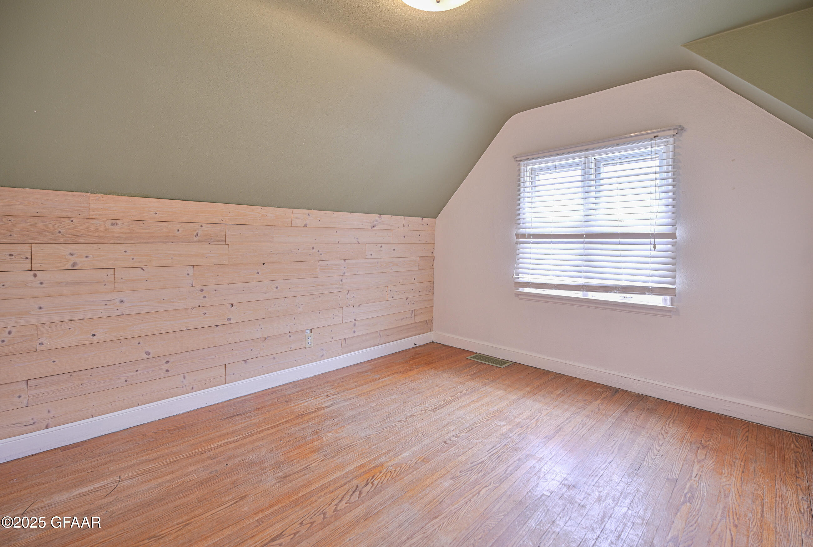 Grand Forks, North Dakota 58201, United States, 5 Bedrooms Bedrooms, ,3 BathroomsBathrooms,Residential,Pending,166332