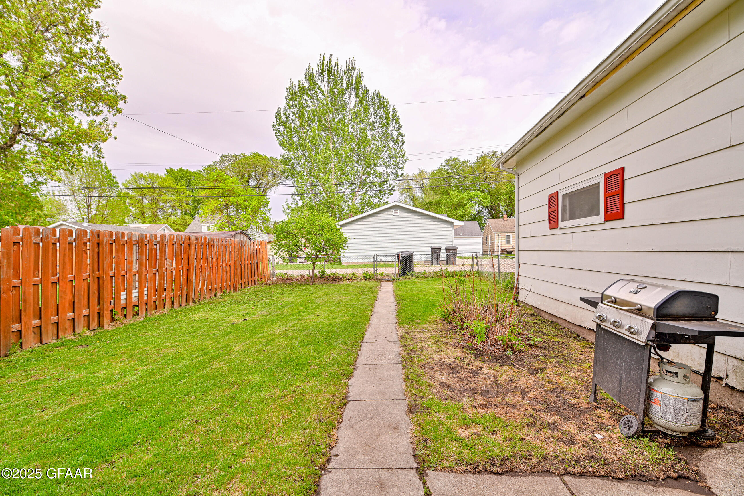 Grand Forks, North Dakota 58201, United States, 5 Bedrooms Bedrooms, ,3 BathroomsBathrooms,Residential,Pending,166332