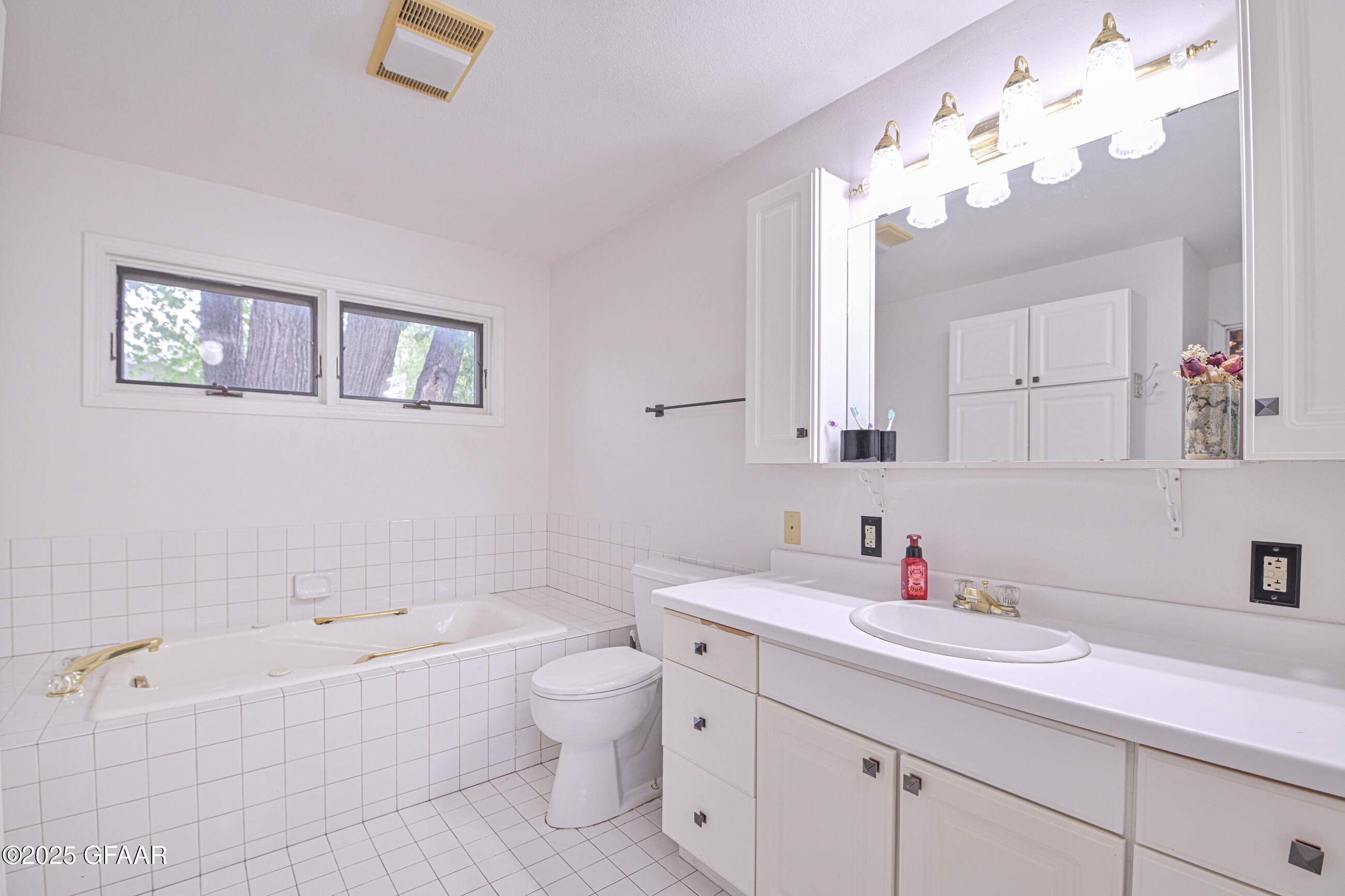 Grand Forks, North Dakota 58201, United States, 5 Bedrooms Bedrooms, ,3 BathroomsBathrooms,Residential,Pending,166332