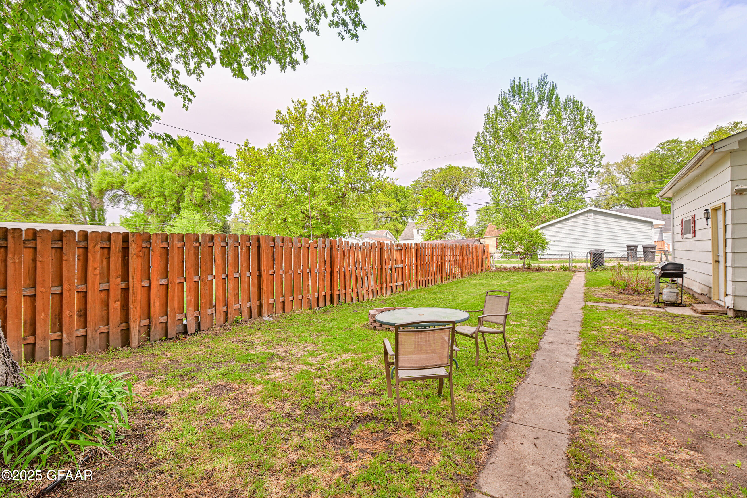 Grand Forks, North Dakota 58201, United States, 5 Bedrooms Bedrooms, ,3 BathroomsBathrooms,Residential,Pending,166332