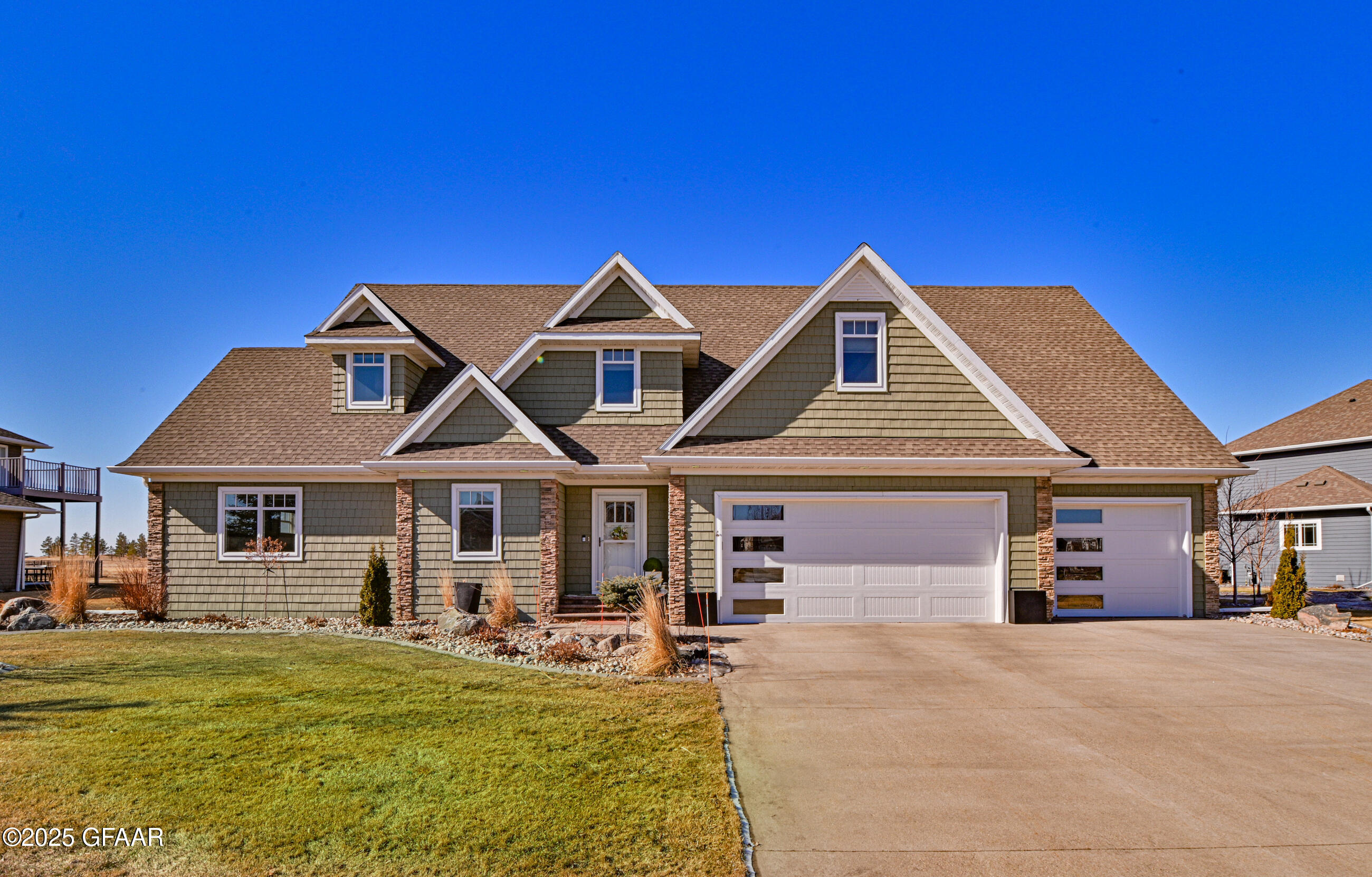 Grand Forks, North Dakota 58201, United States, 4 Bedrooms Bedrooms, ,3 BathroomsBathrooms,Residential,Active,207467