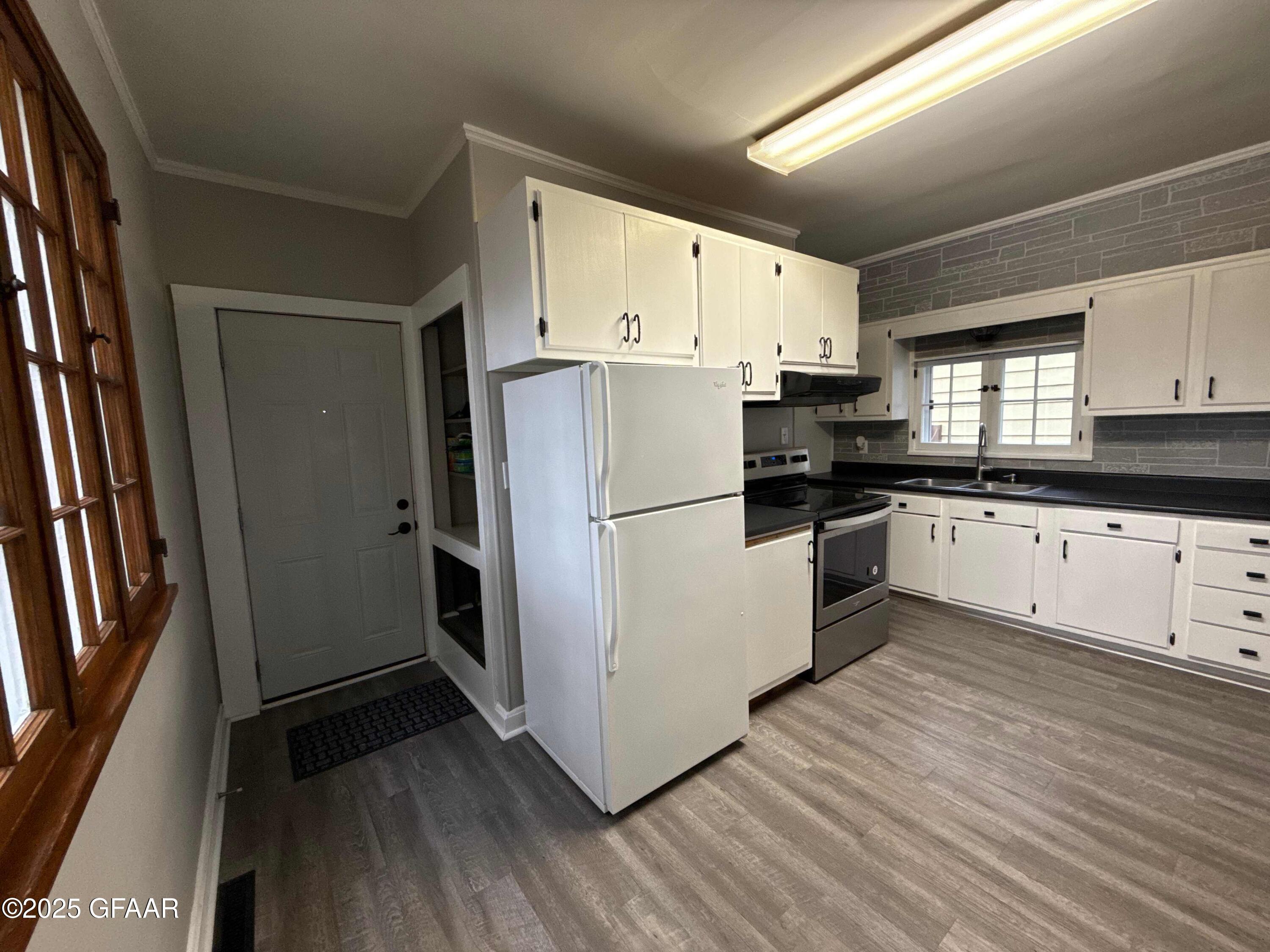 Grand Forks, North Dakota 58203, United States, 3 Bedrooms Bedrooms, ,2 BathroomsBathrooms,Residential,Active,227660