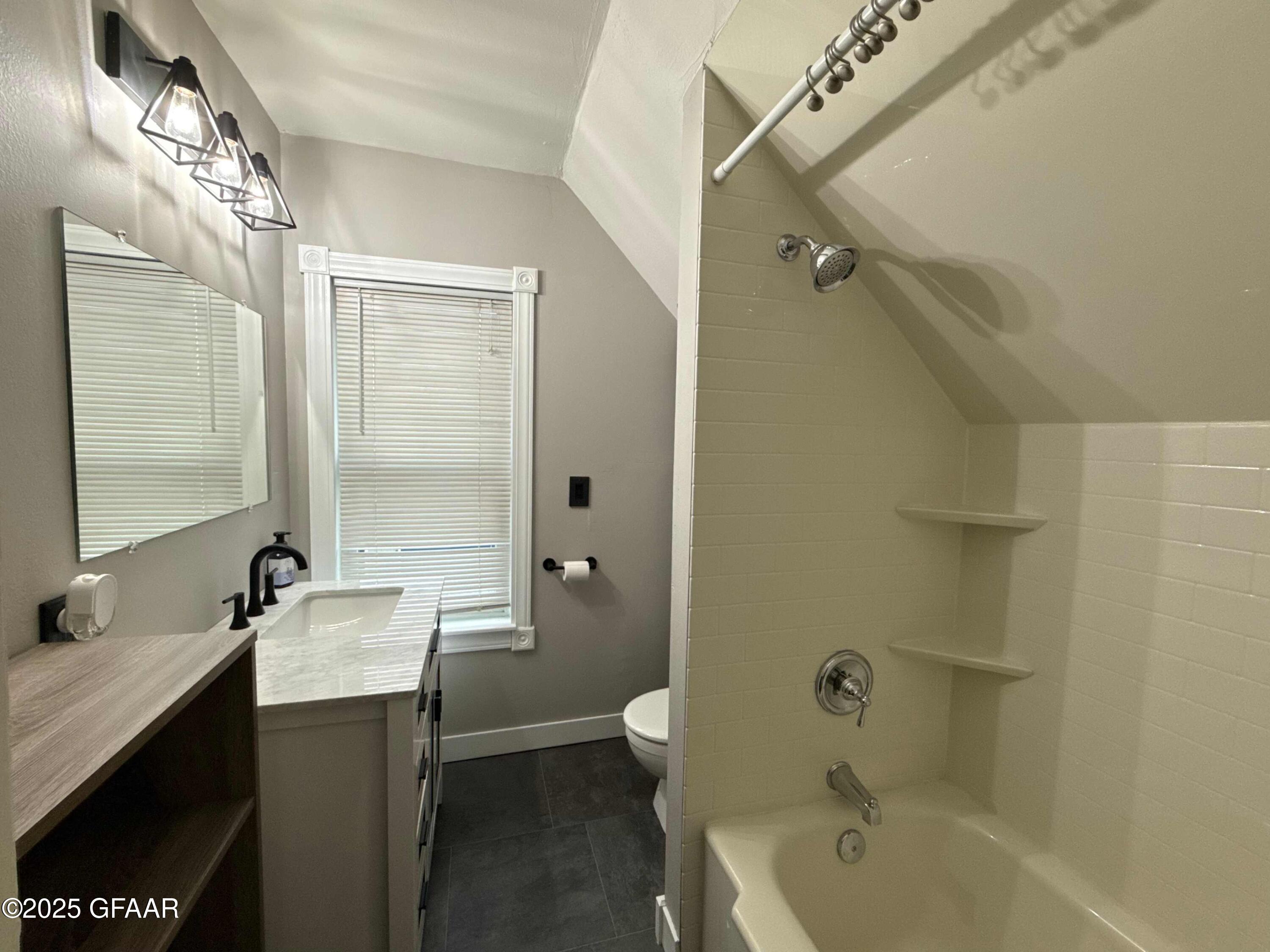 Grand Forks, North Dakota 58203, United States, 3 Bedrooms Bedrooms, ,2 BathroomsBathrooms,Residential,Active,227660