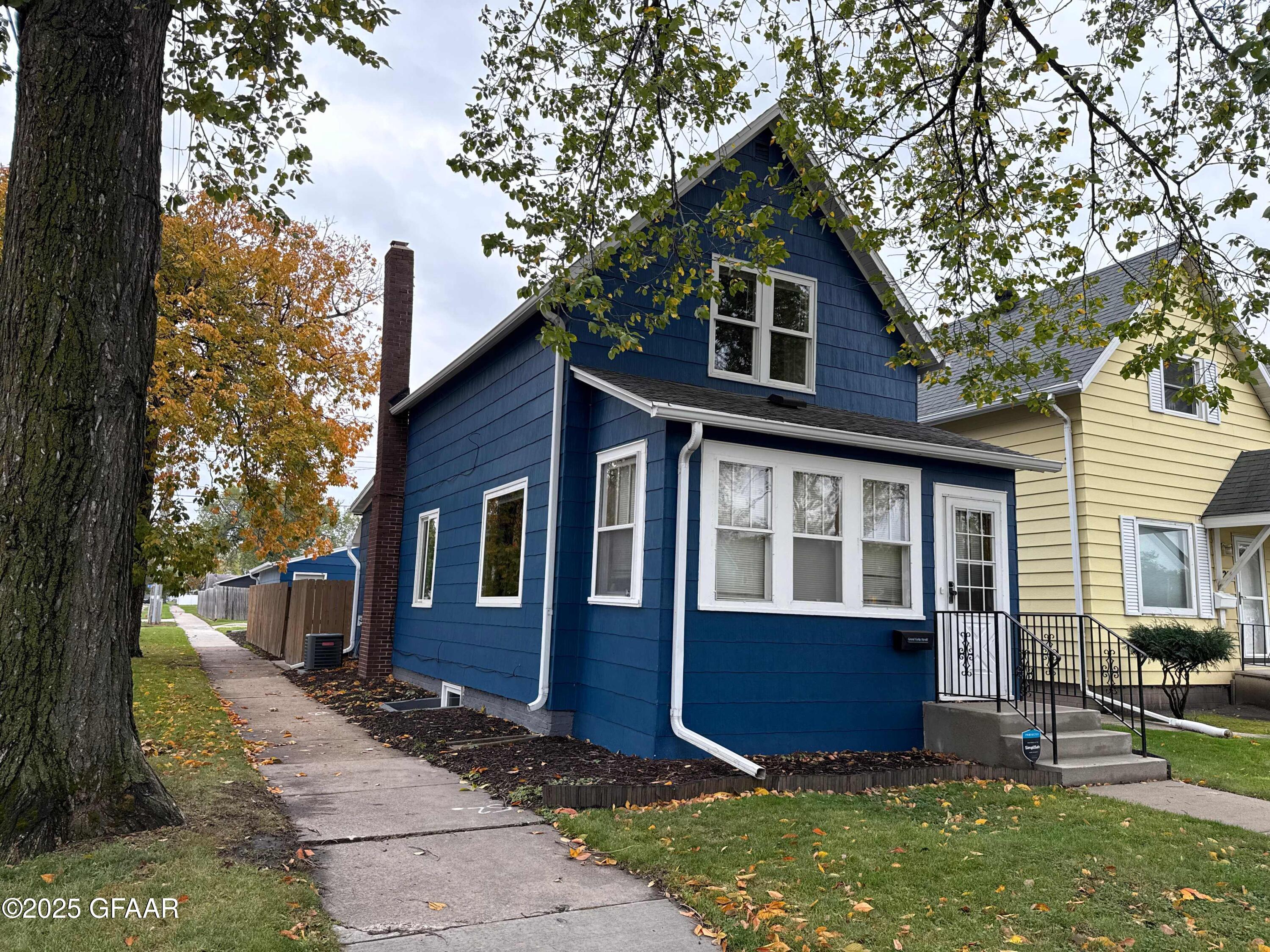 Grand Forks, North Dakota 58203, United States, 3 Bedrooms Bedrooms, ,2 BathroomsBathrooms,Residential,Active,227660