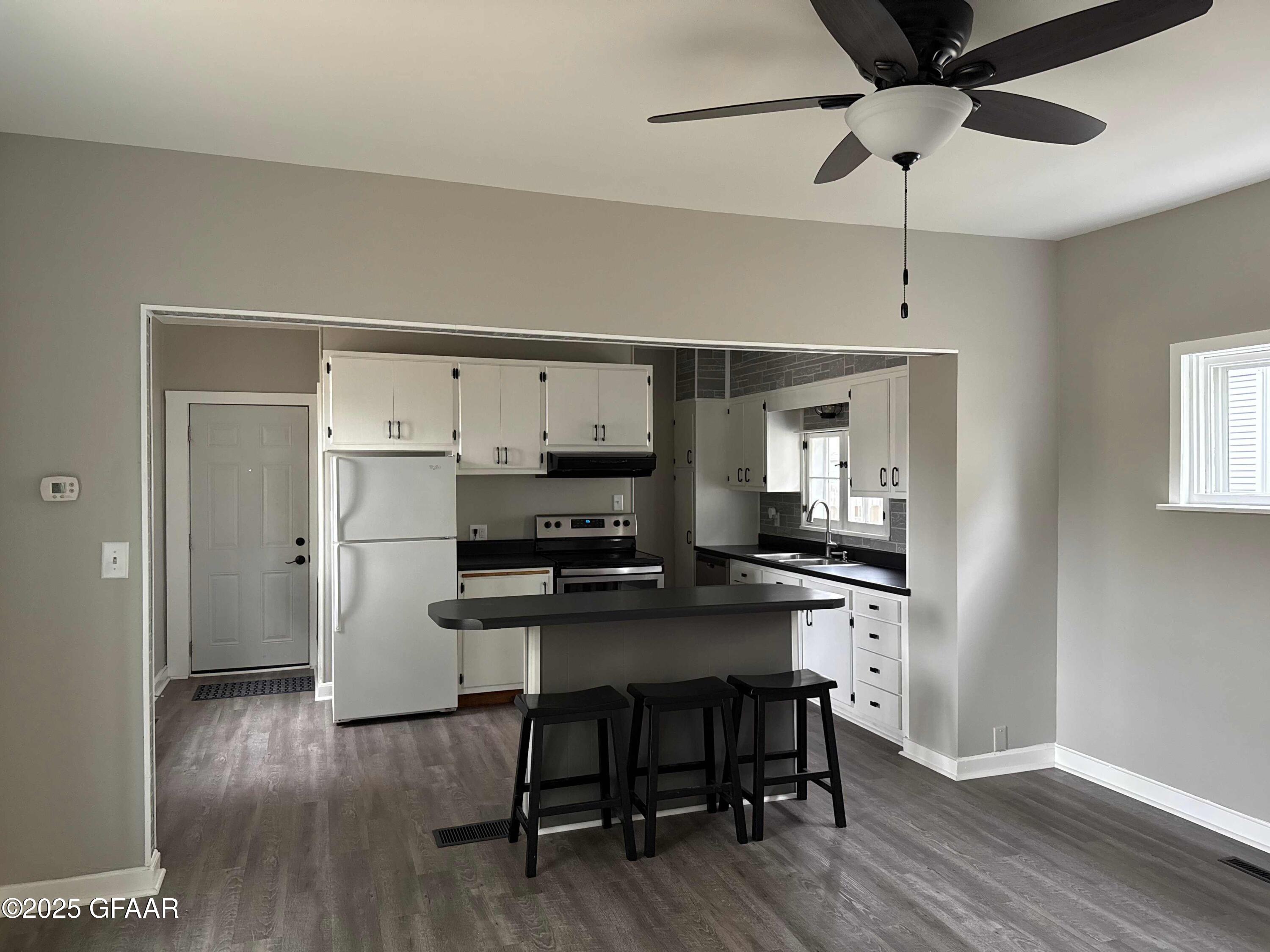 Grand Forks, North Dakota 58203, United States, 3 Bedrooms Bedrooms, ,2 BathroomsBathrooms,Residential,Active,227660