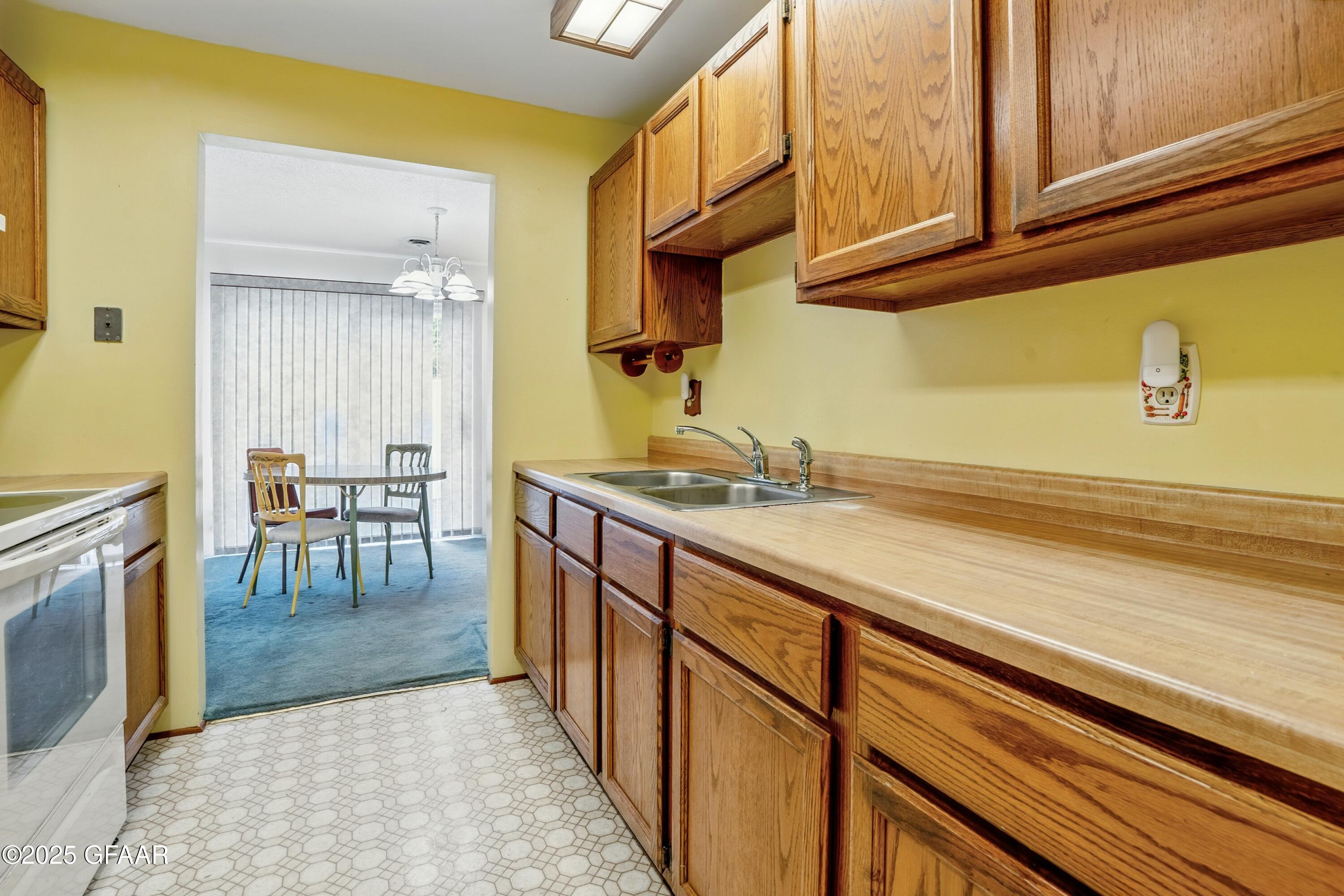 Grand Forks, North Dakota 58201, United States, 3 Bedrooms Bedrooms, ,2 BathroomsBathrooms,Residential,Pending,166326