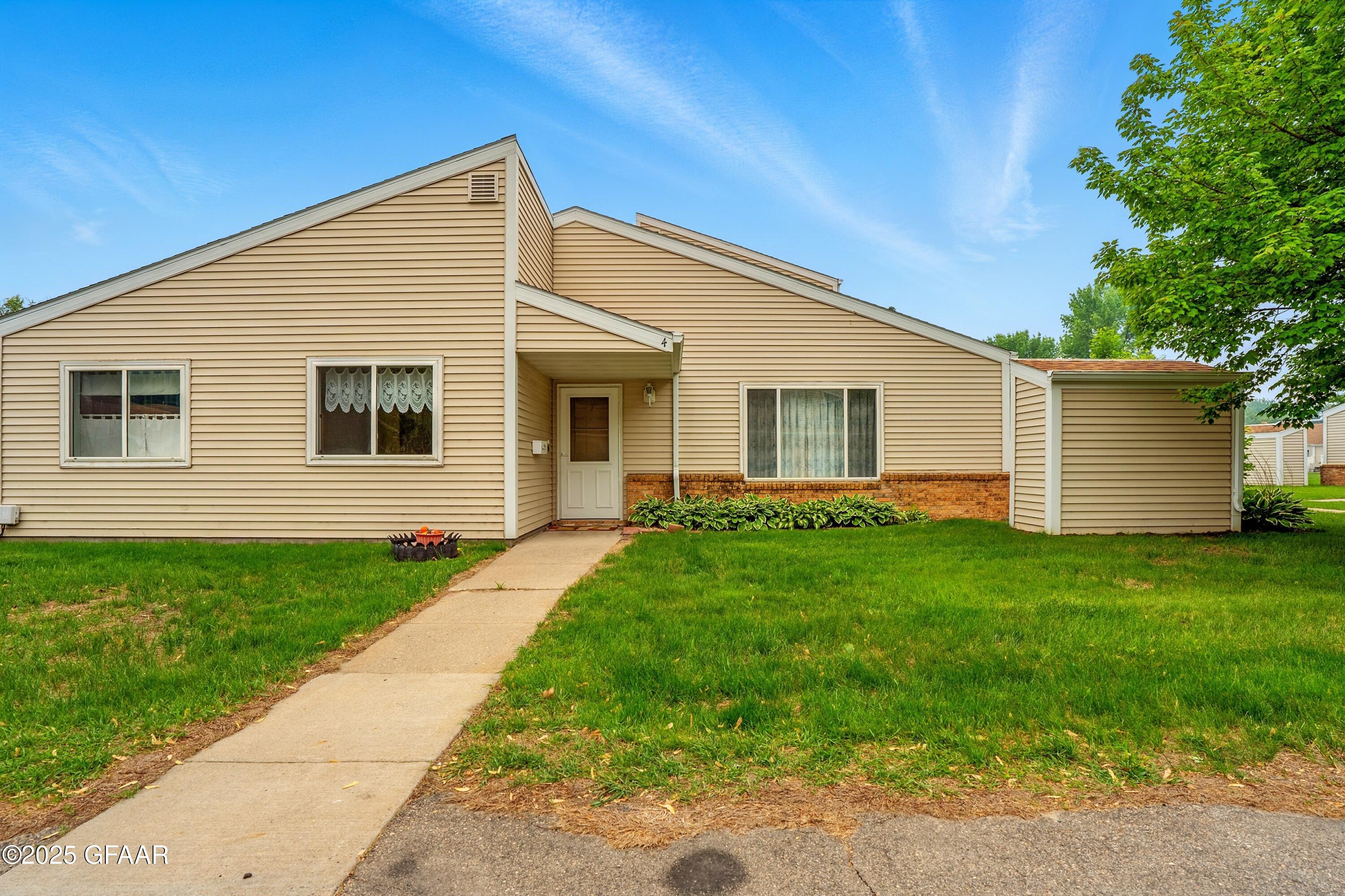 Grand Forks, North Dakota 58201, United States, 3 Bedrooms Bedrooms, ,2 BathroomsBathrooms,Residential,Pending,166326