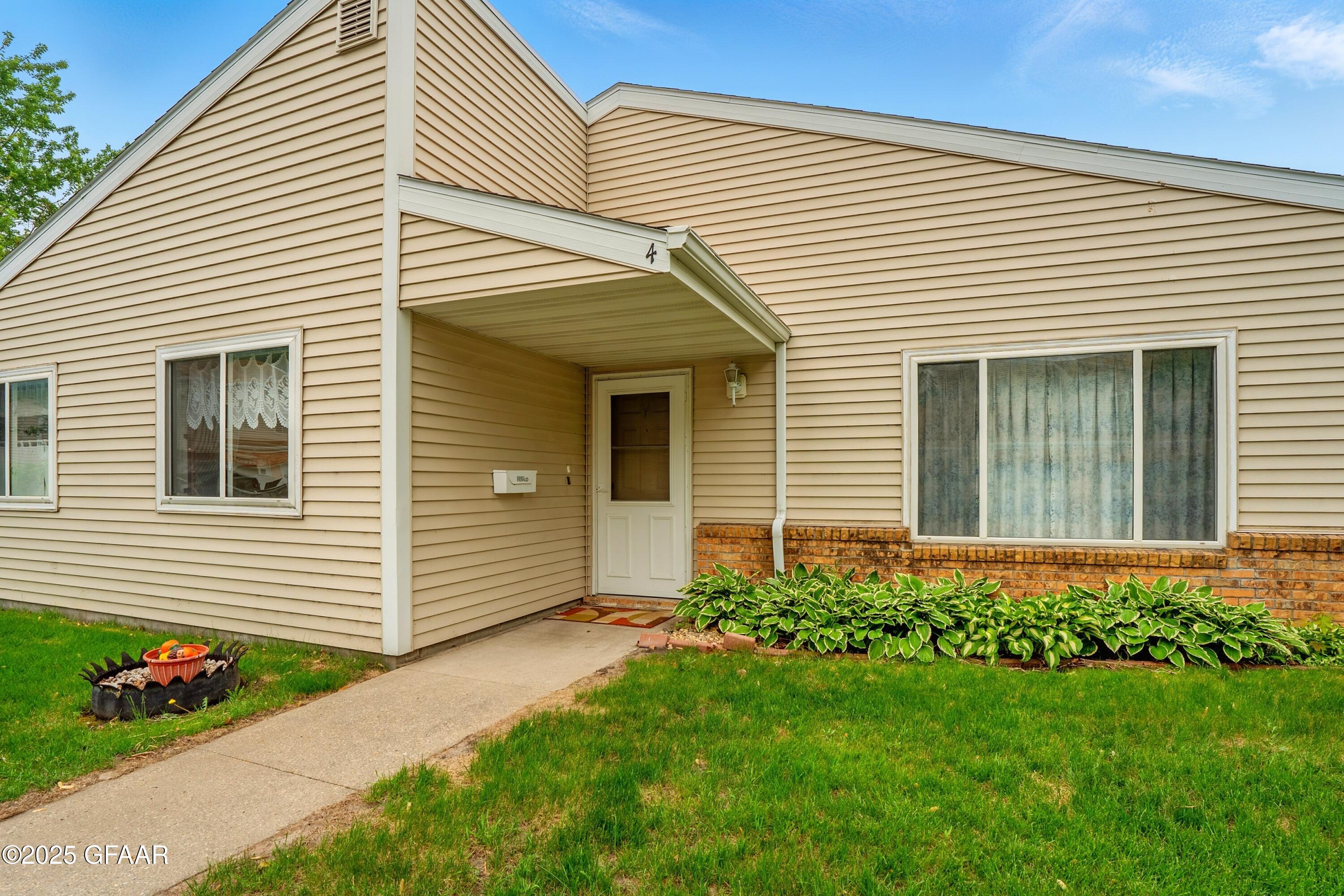 Grand Forks, North Dakota 58201, United States, 3 Bedrooms Bedrooms, ,2 BathroomsBathrooms,Residential,Pending,166326