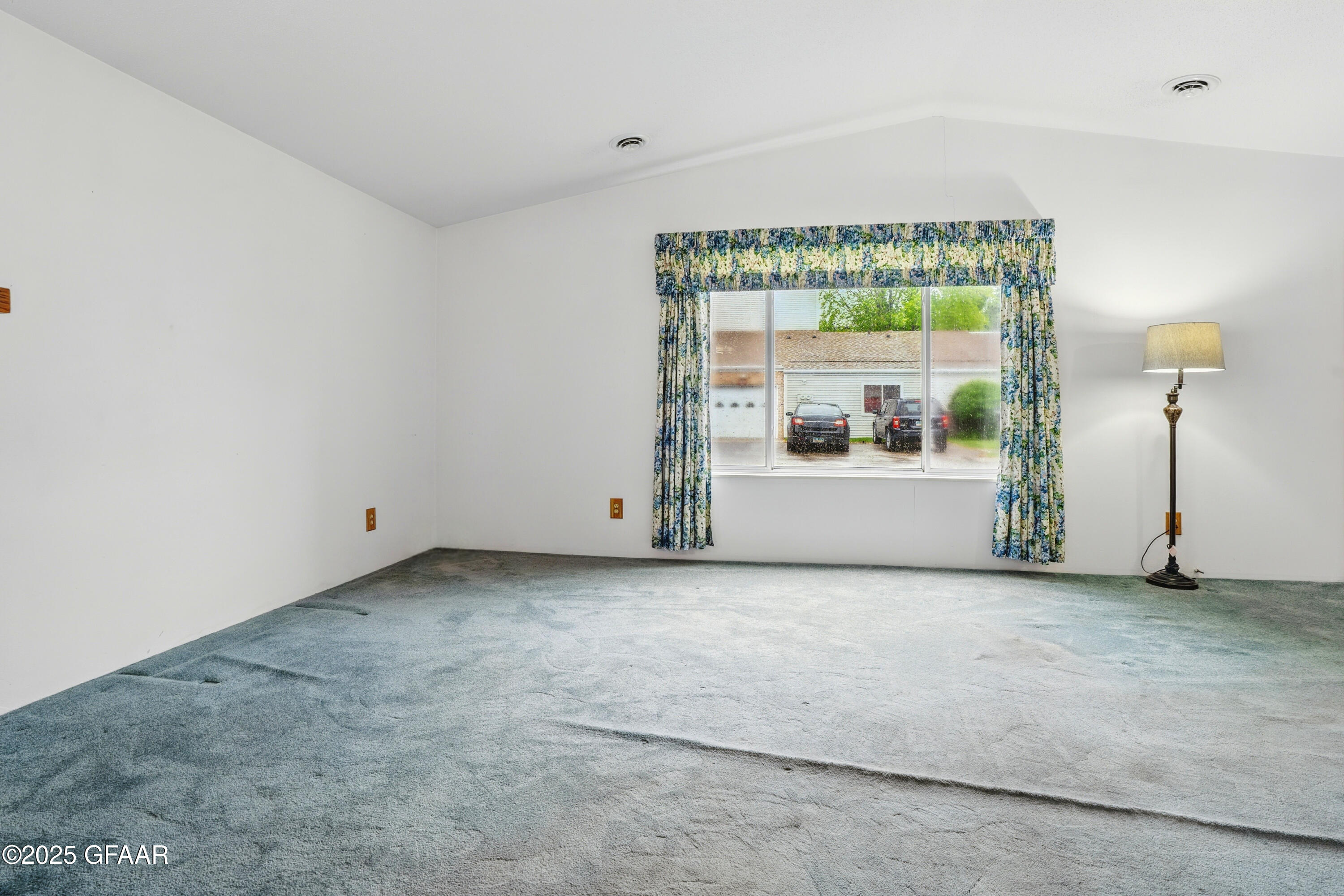 Grand Forks, North Dakota 58201, United States, 3 Bedrooms Bedrooms, ,2 BathroomsBathrooms,Residential,Pending,166326