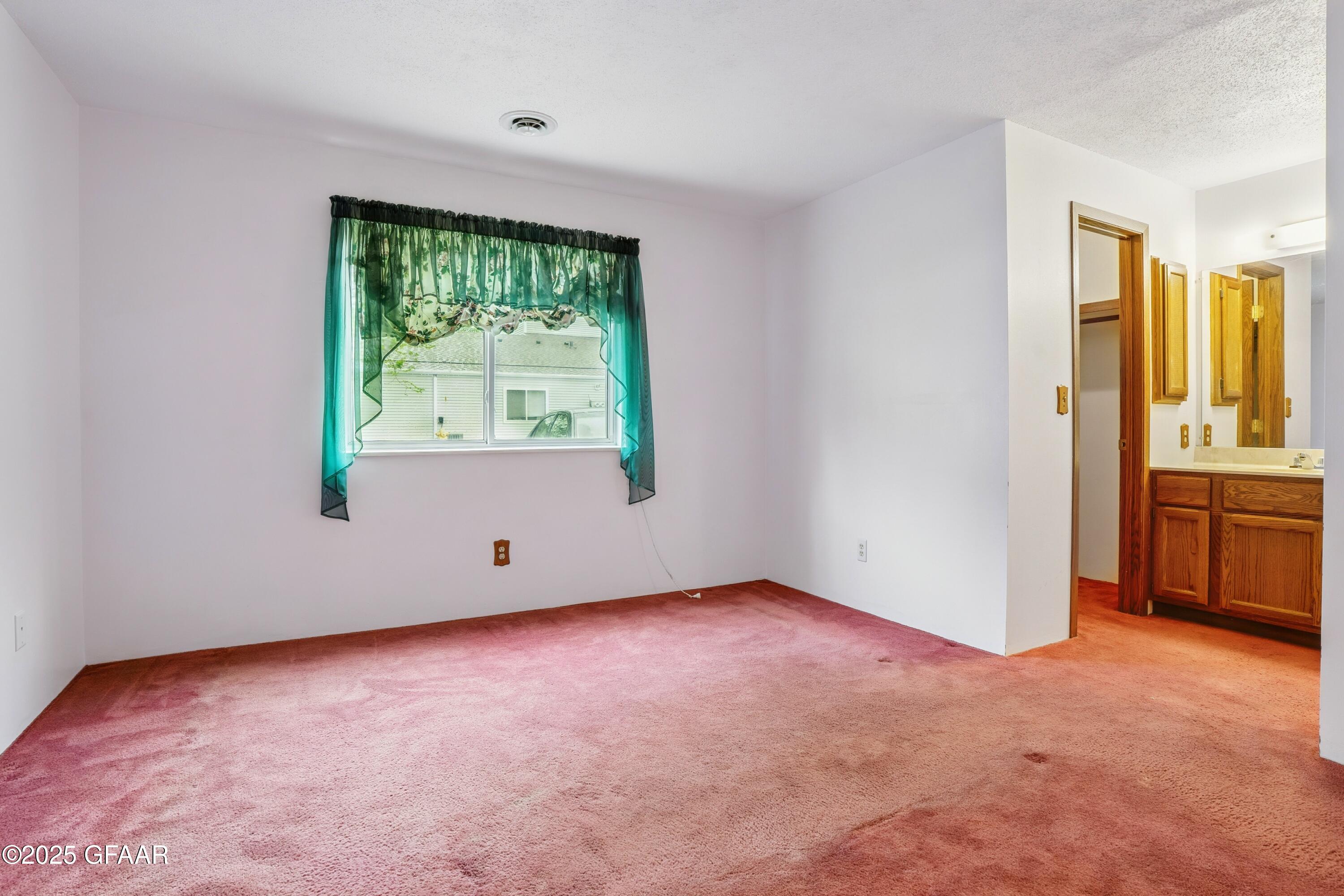 Grand Forks, North Dakota 58201, United States, 3 Bedrooms Bedrooms, ,2 BathroomsBathrooms,Residential,Pending,166326