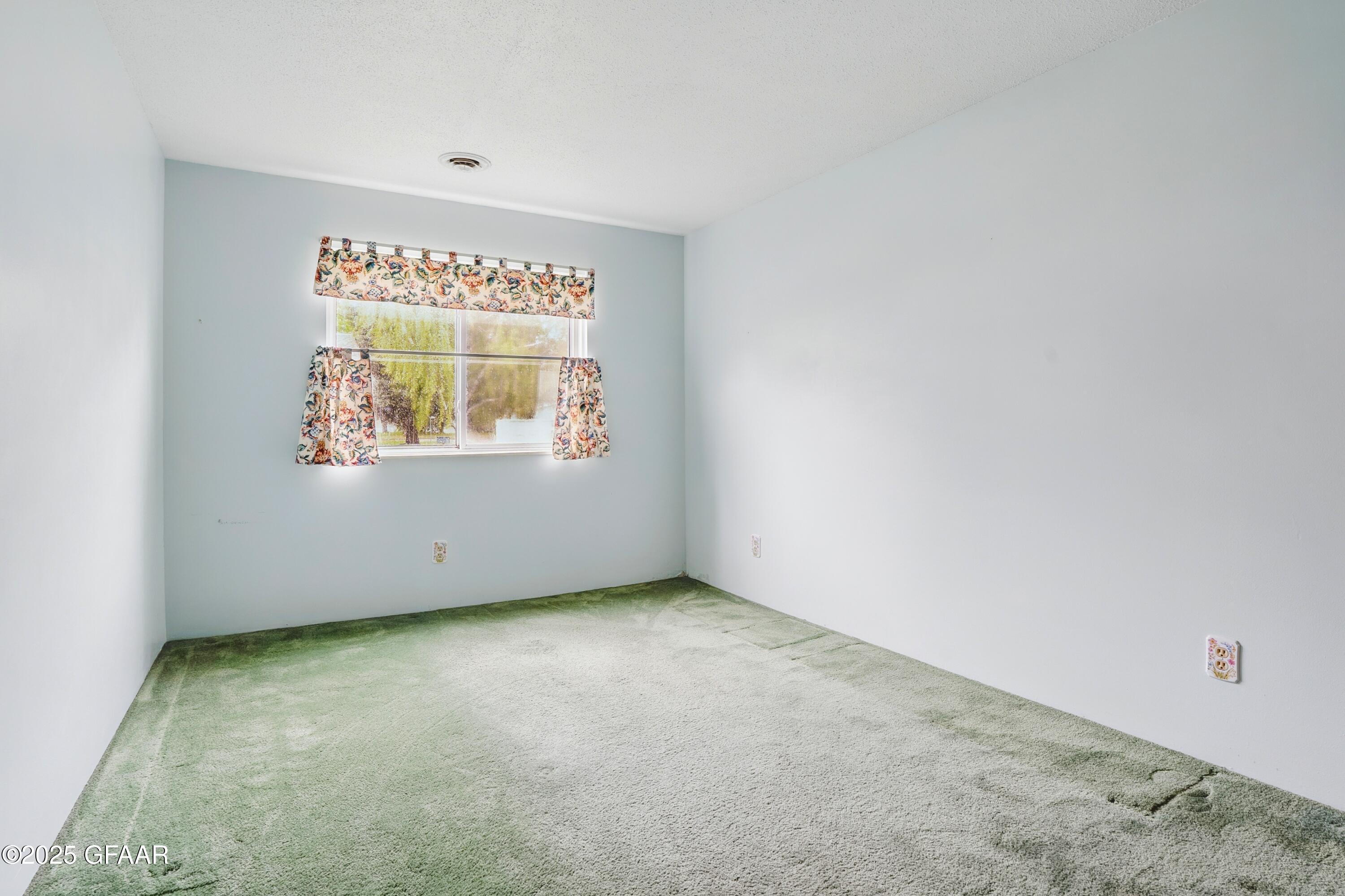 Grand Forks, North Dakota 58201, United States, 3 Bedrooms Bedrooms, ,2 BathroomsBathrooms,Residential,Pending,166326