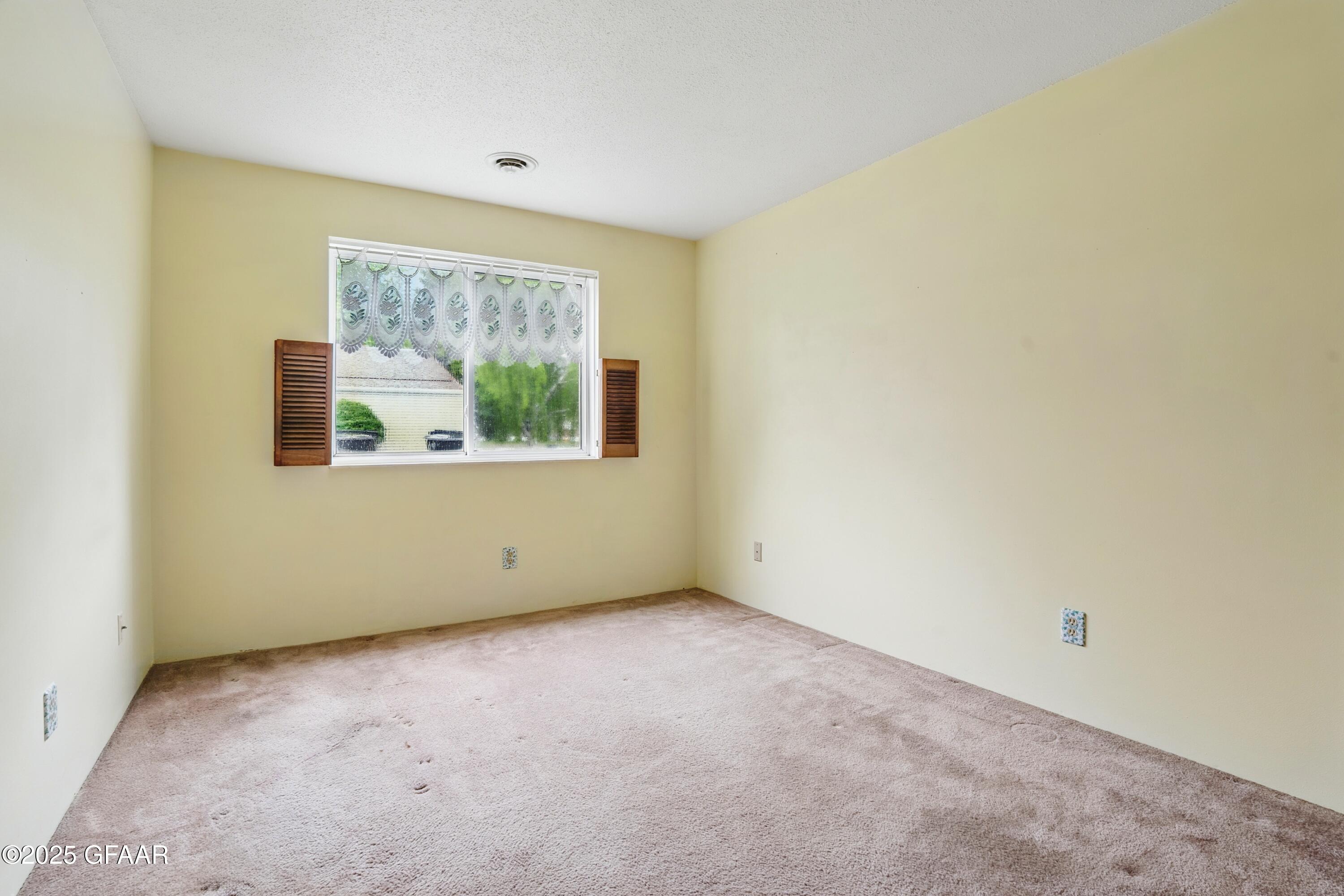 Grand Forks, North Dakota 58201, United States, 3 Bedrooms Bedrooms, ,2 BathroomsBathrooms,Residential,Pending,166326