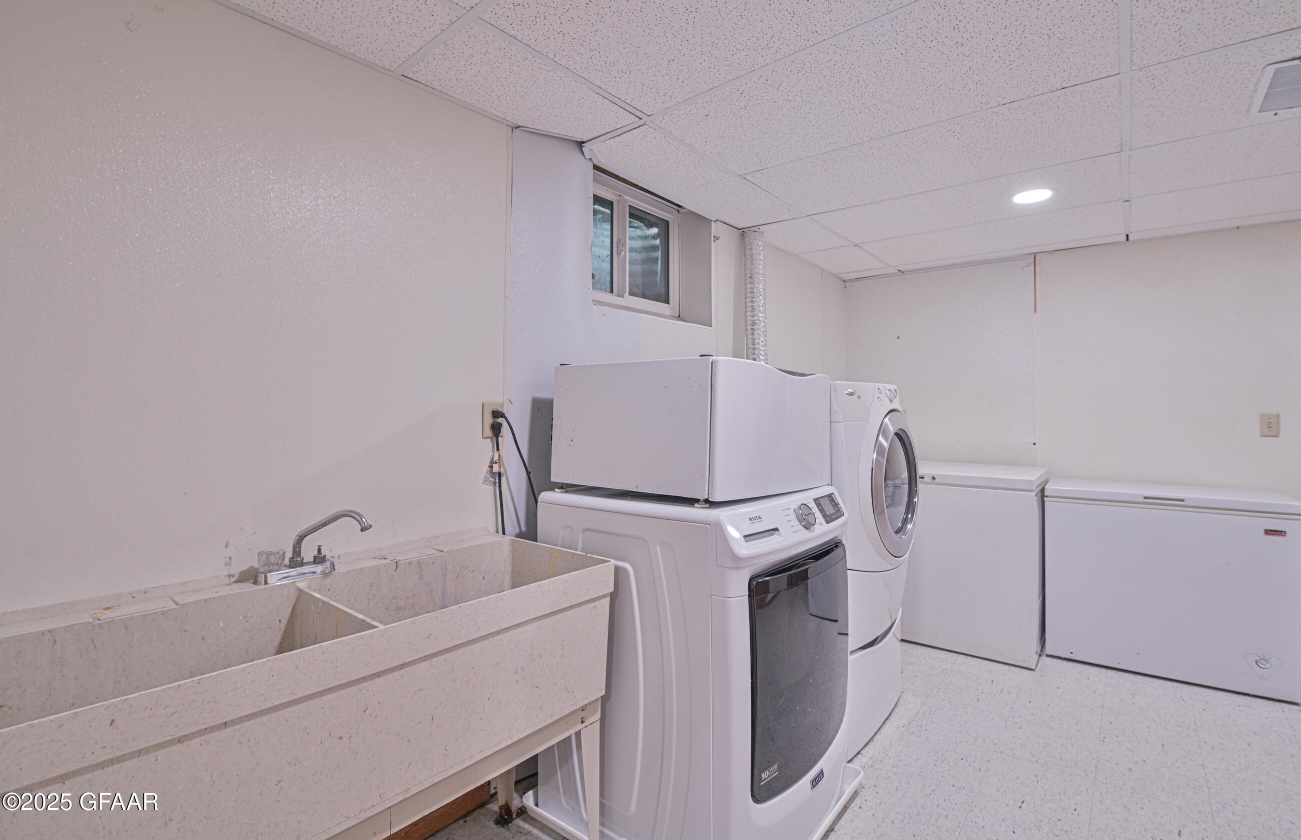 Grand Forks, North Dakota 58201, United States, 4 Bedrooms Bedrooms, ,3 BathroomsBathrooms,Residential,Active,166303