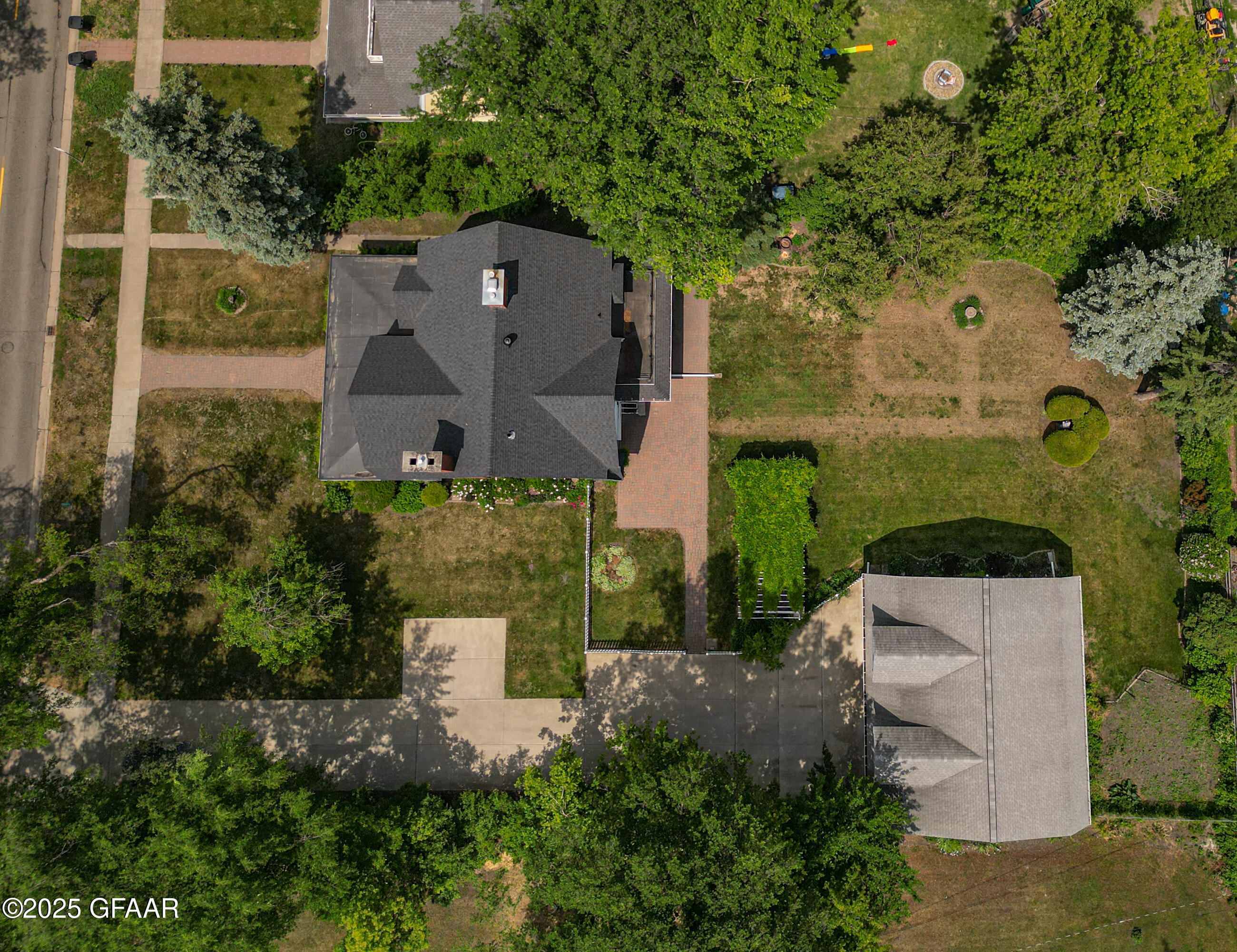 Grand Forks, North Dakota 58201, United States, 5 Bedrooms Bedrooms, ,2 BathroomsBathrooms,Residential,Active,166319