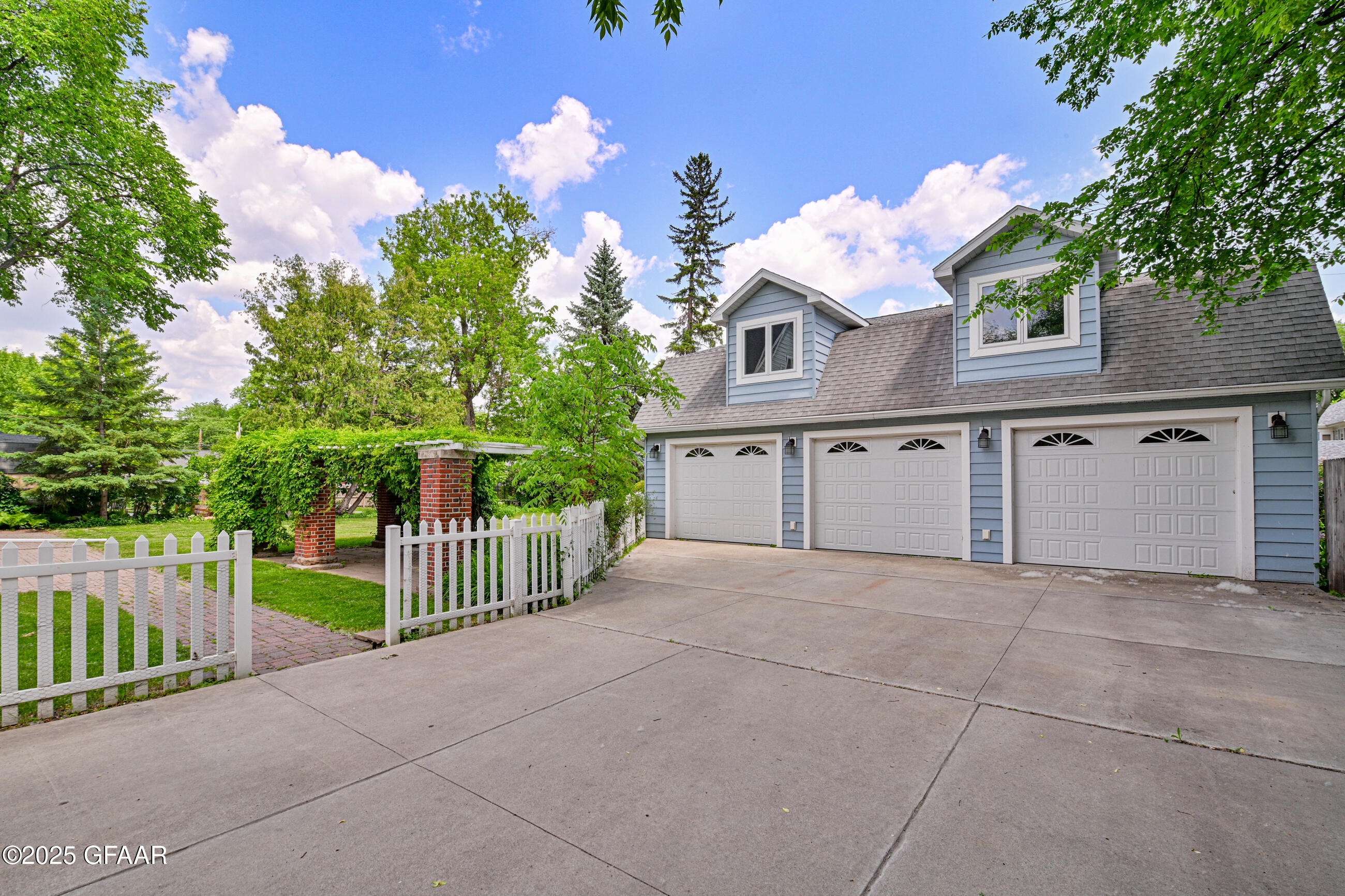 Grand Forks, North Dakota 58201, United States, 5 Bedrooms Bedrooms, ,2 BathroomsBathrooms,Residential,Active,166319