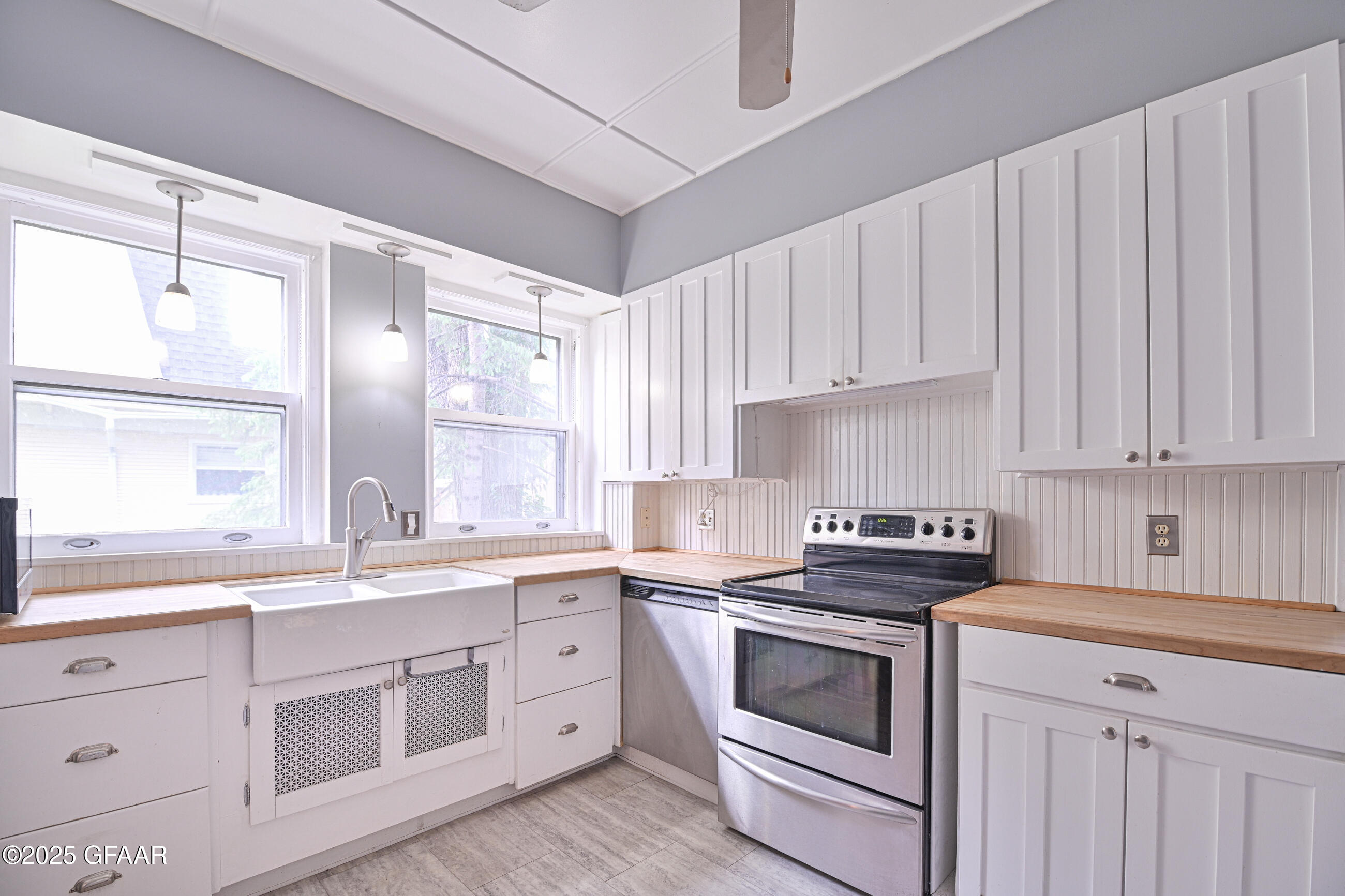 Grand Forks, North Dakota 58201, United States, 5 Bedrooms Bedrooms, ,2 BathroomsBathrooms,Residential,Active,166319